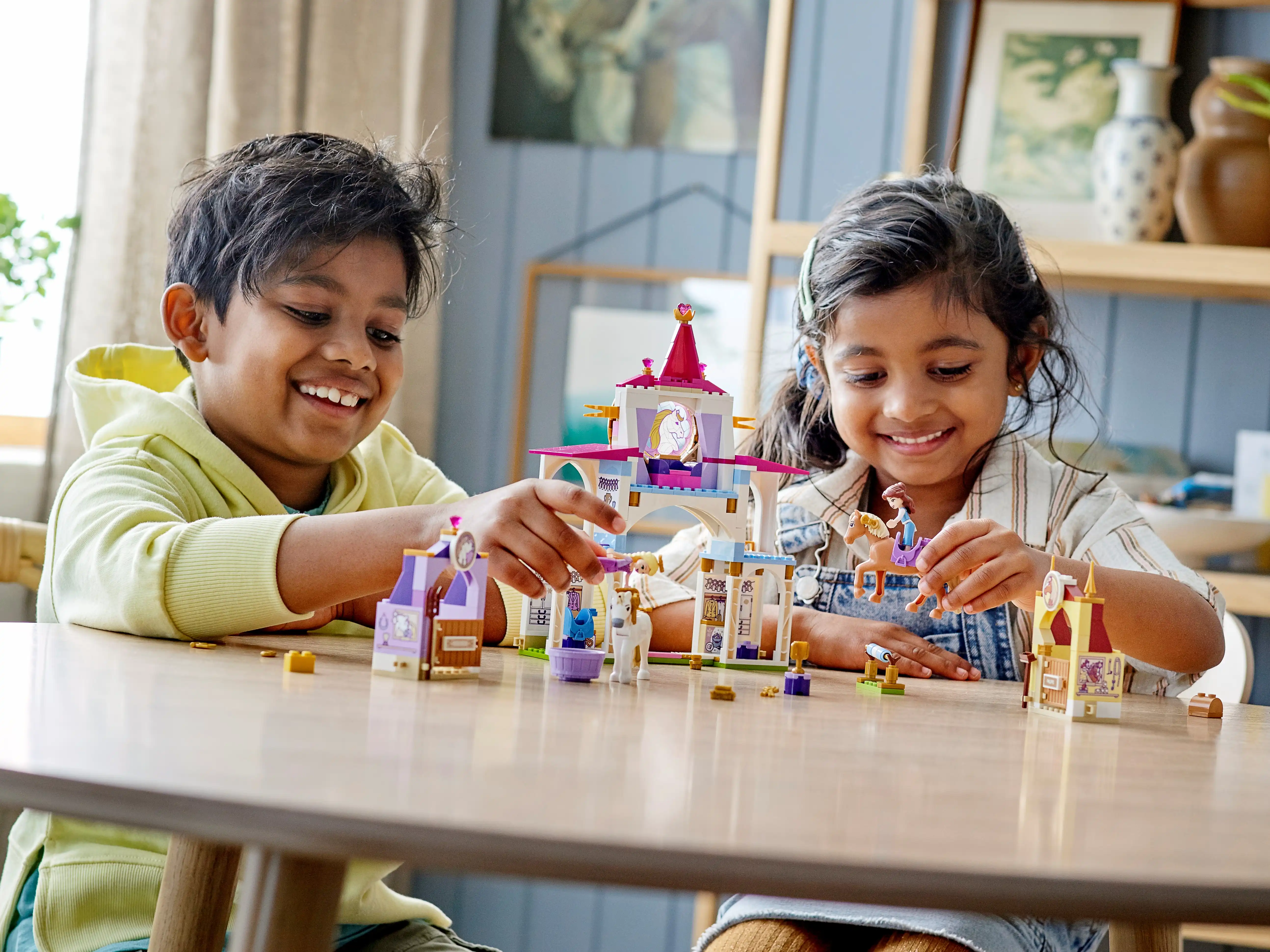 Zdjecie zestawu LEGO 43195 Disney Królewskie stajnie Belli i Roszpunki 2