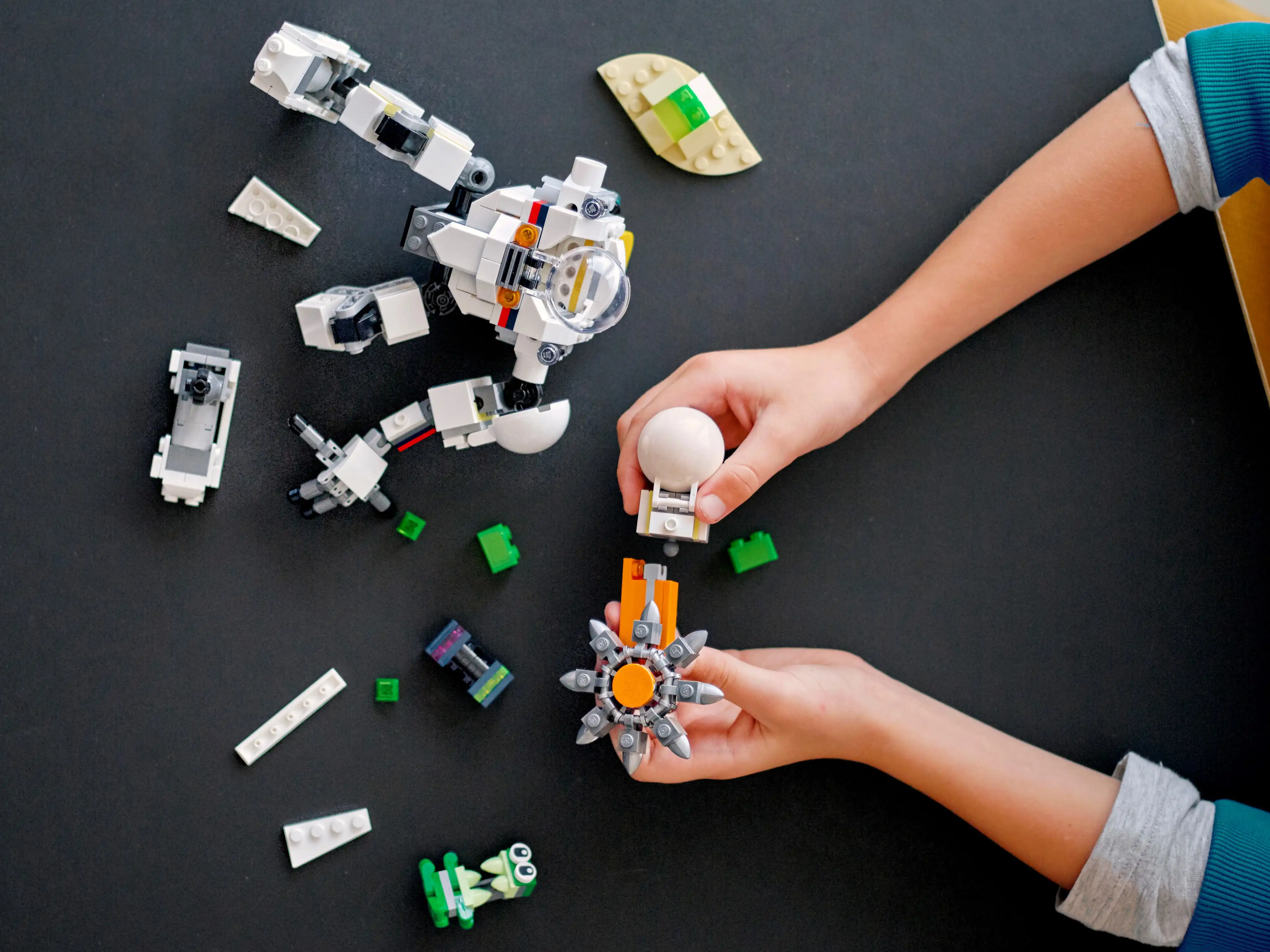 Zdjecie zestawu LEGO 31115 Creator 3 w 1 Kosmiczny robot górniczy 4