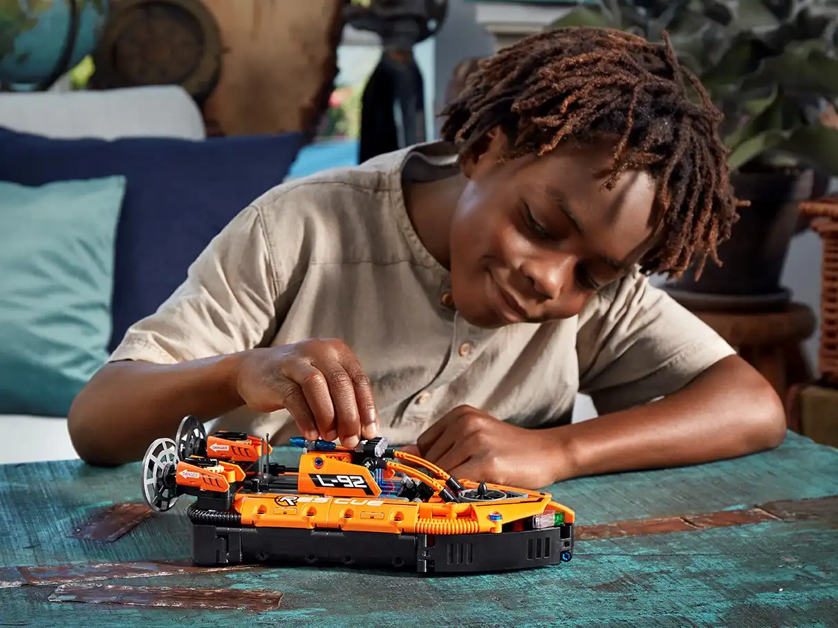 Zdjecie zestawu LEGO 42120 Technic Poduszkowiec ratowniczy 2