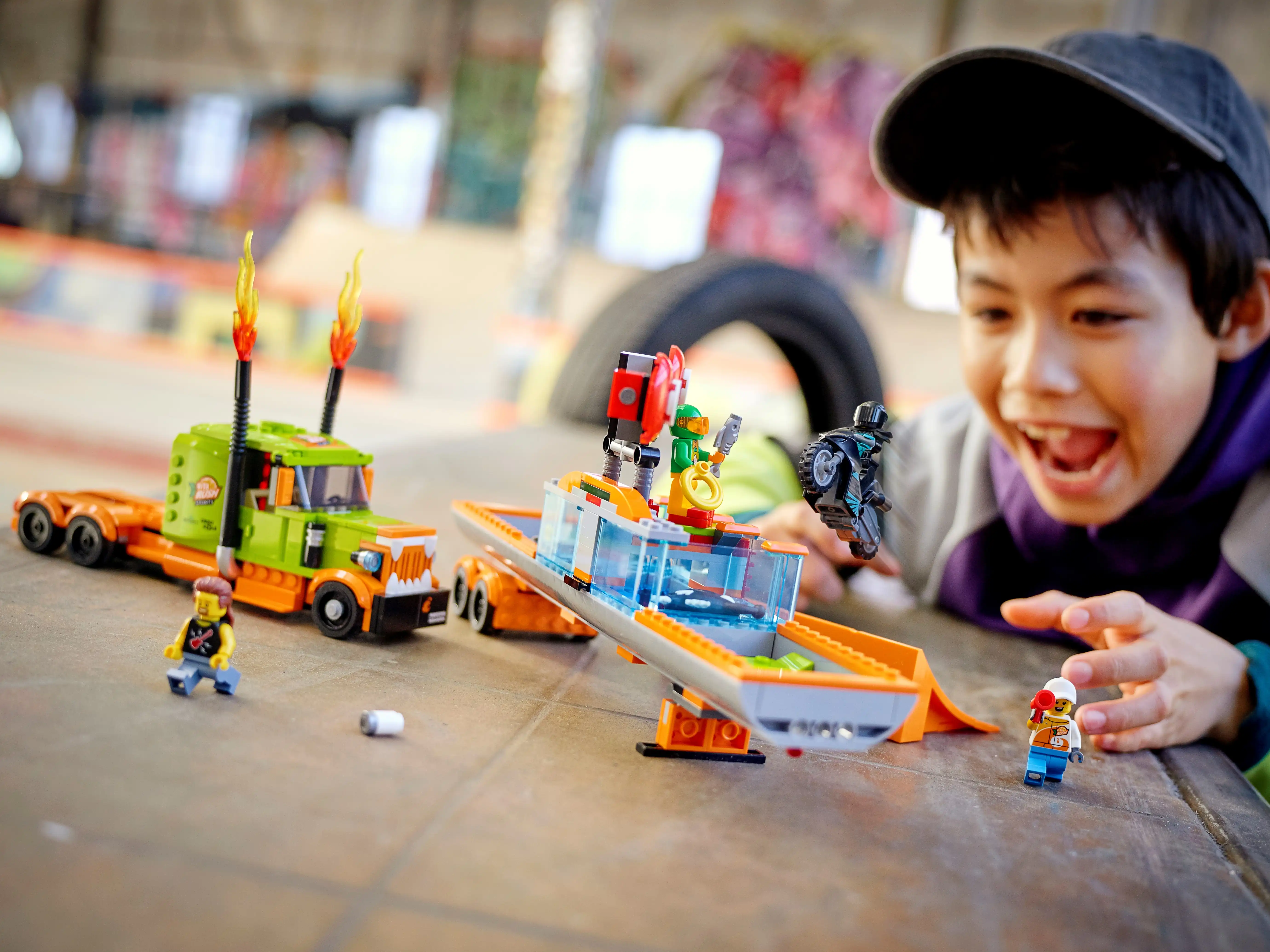 Zdjecie zestawu LEGO 60294 City Ciężarówka kaskaderska 2