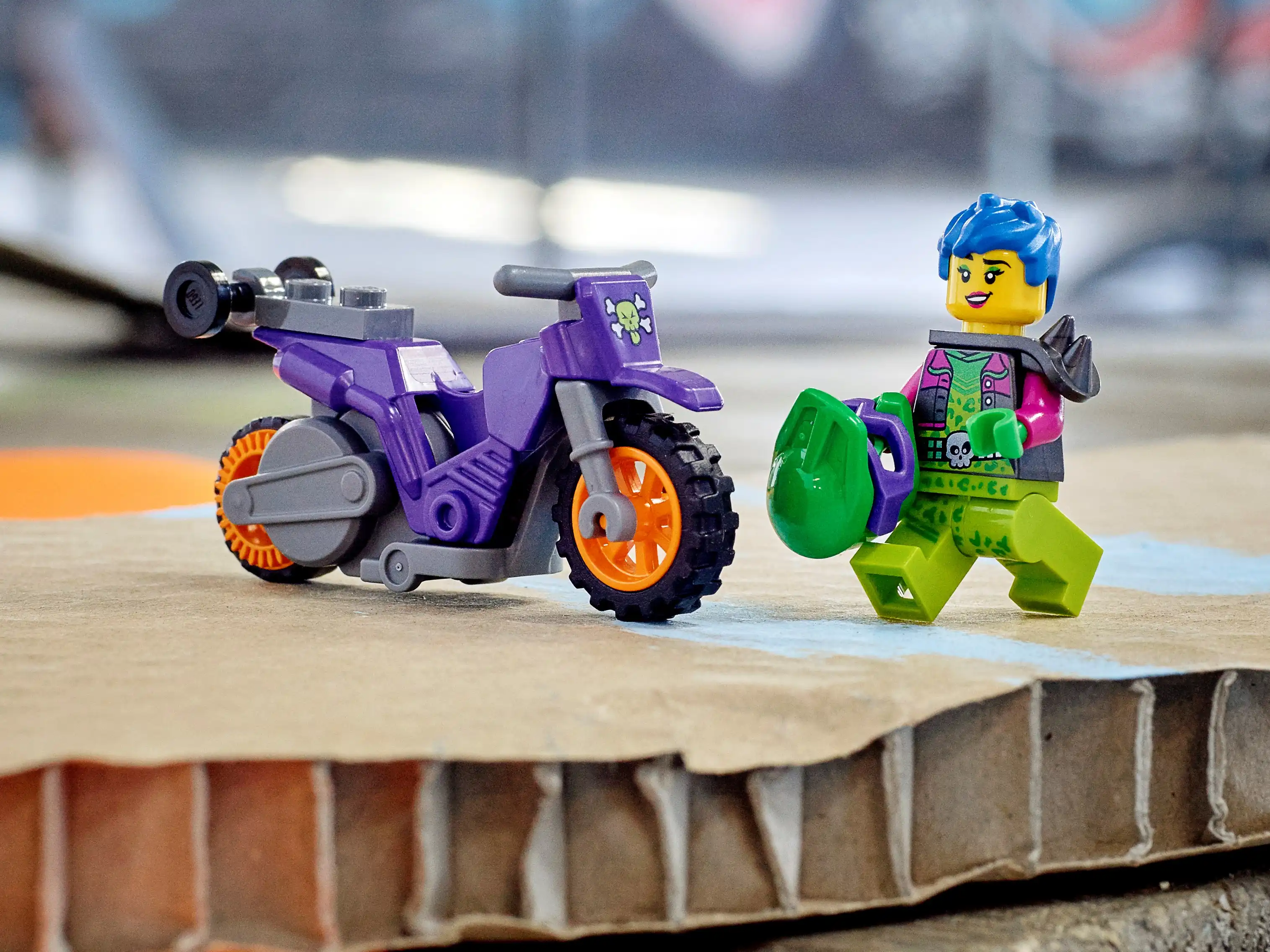 Zdjecie zestawu LEGO 60296 City Wheelie na motocyklu kaskaderskim 2