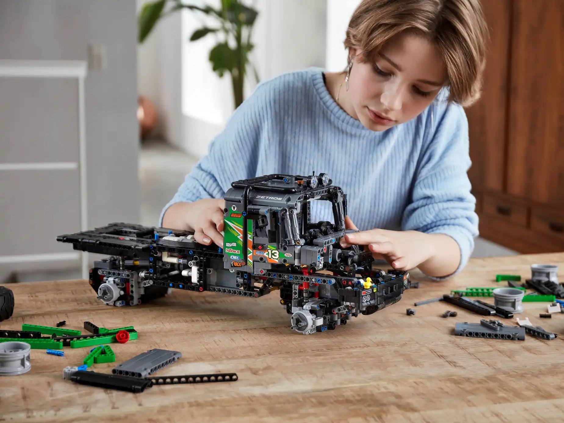 Zdjecie zestawu LEGO 42129 Technic Ciężarówka Mercedes-Benz Zetros z napędem na 4 koła 4