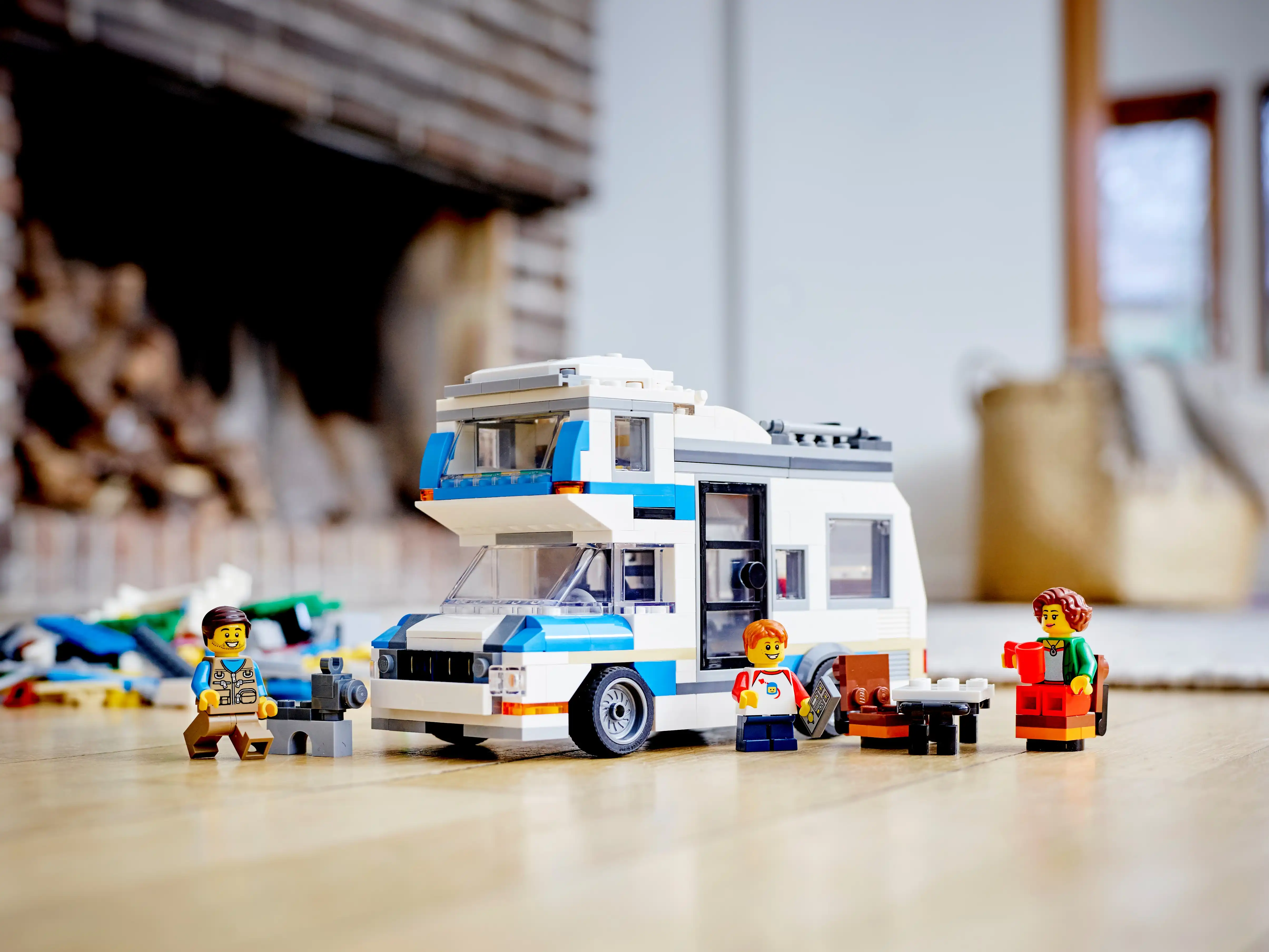 Zdjecie zestawu LEGO 31108 Creator 3 w 1 Wakacyjny kemping z rodziną 2
