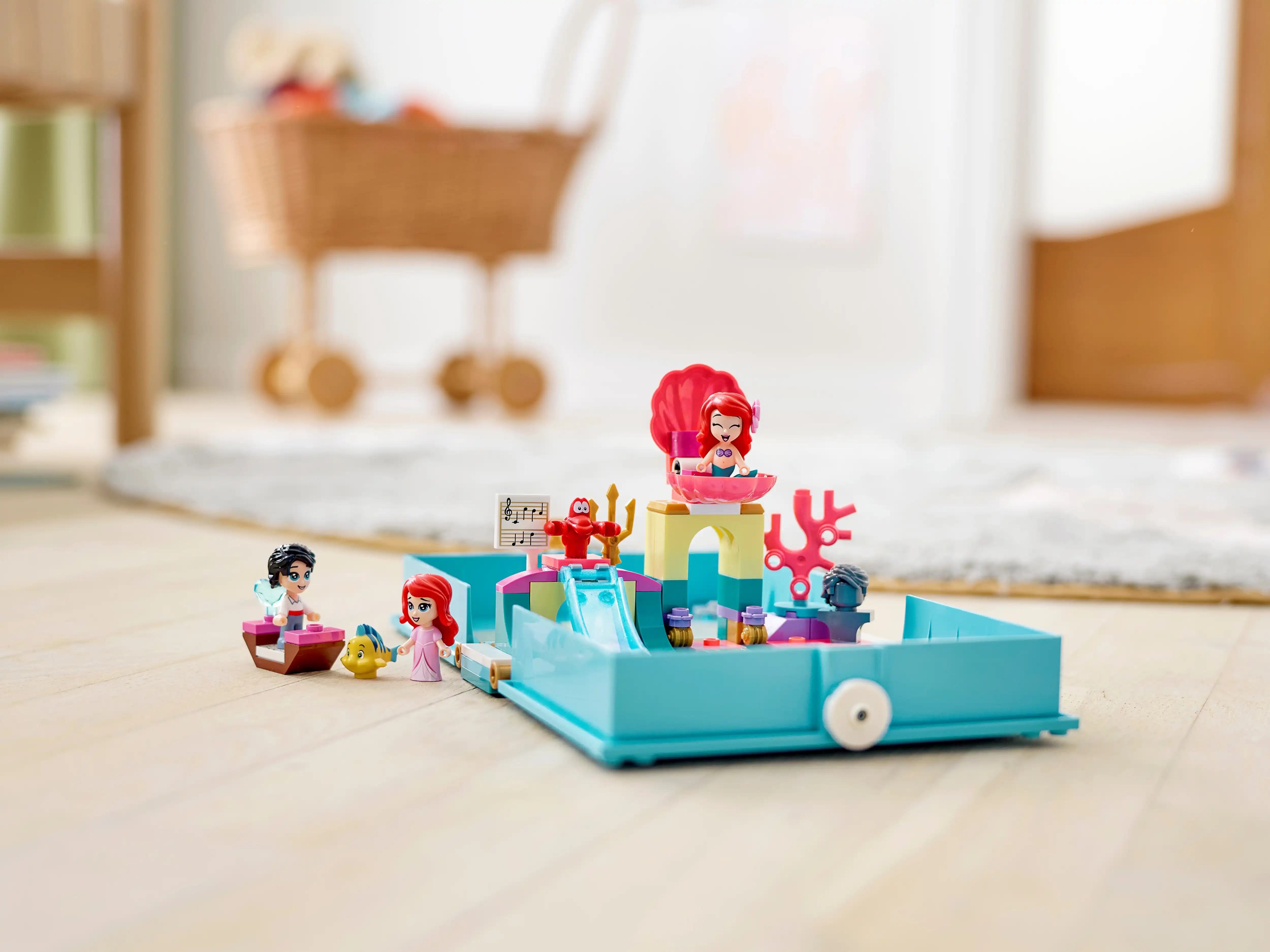 Zdjecie zestawu LEGO 43176 Disney Książka z przygodami Arielki 1