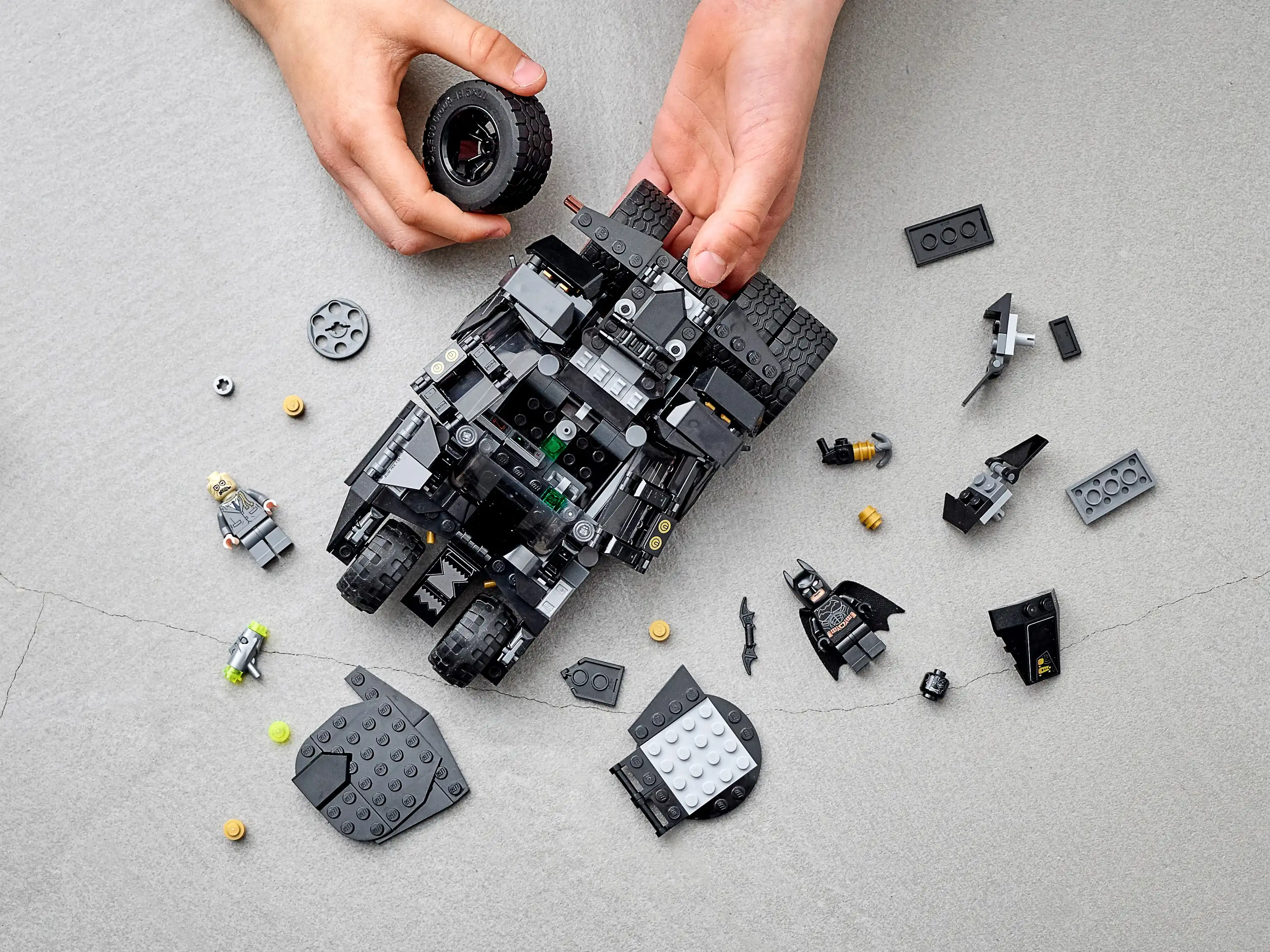 Zdjecie zestawu LEGO 76239 DC Super Heroes LEGO® DC Batman™ Tumbler: starcie ze Strachem na Wróble™ 1