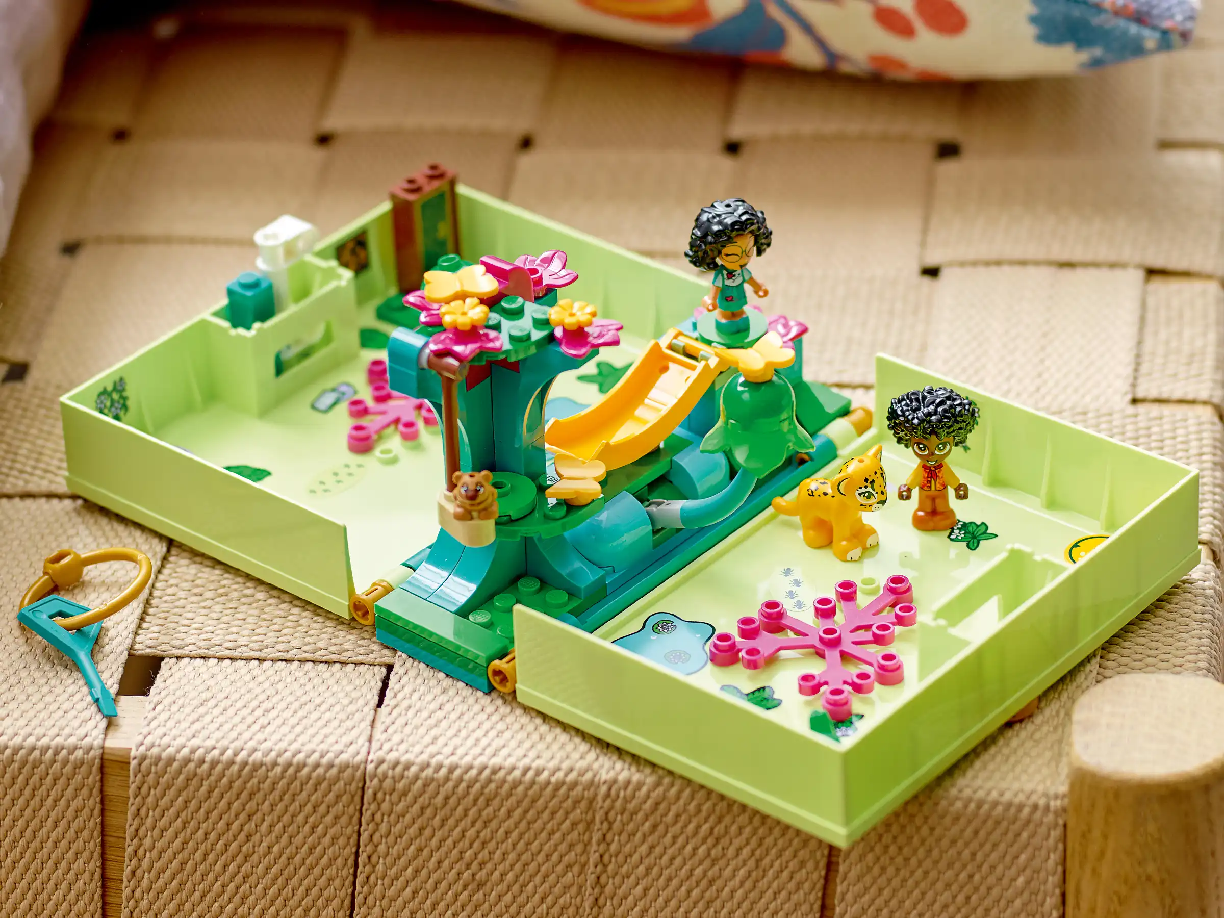 Zdjecie zestawu LEGO 43200 Disney Magiczne drzwi Antonia 4