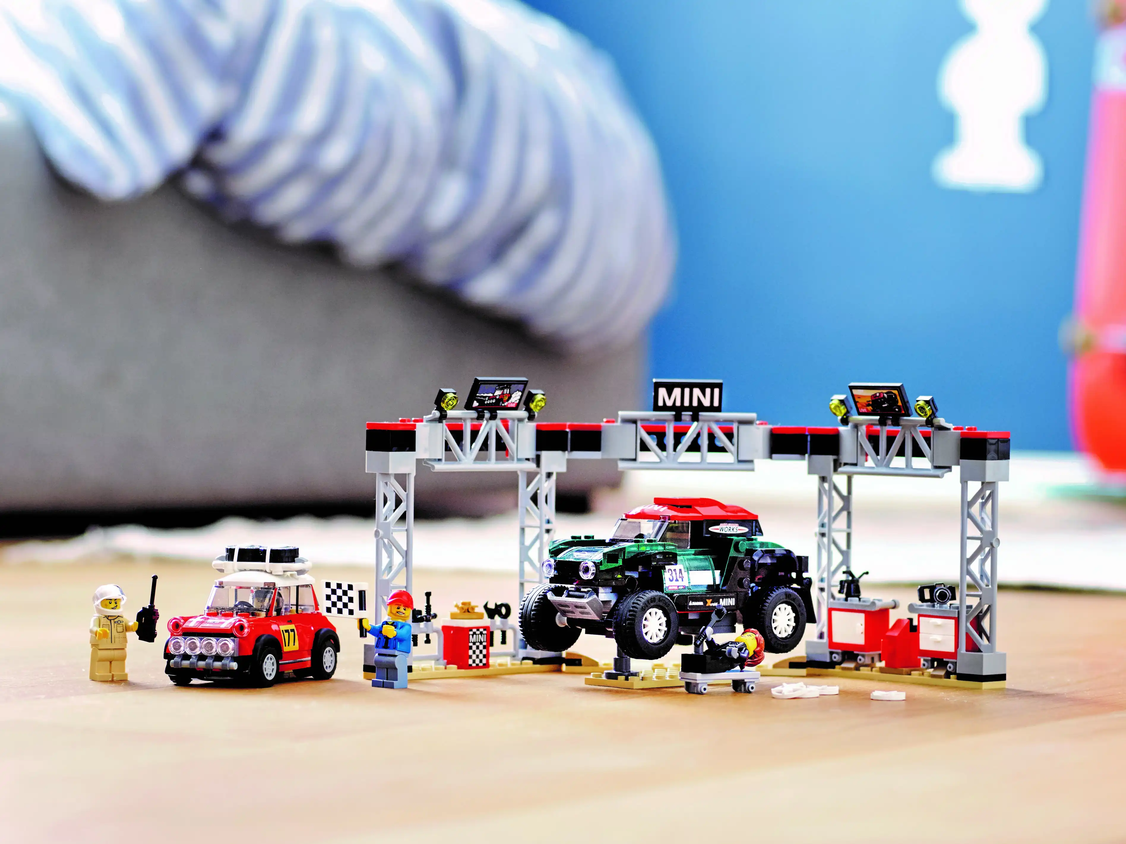 Zdjecie zestawu LEGO 75894 Speed Champions 1967 Mini Cooper S Rally oraz 2018 MINI John Cooper Works Buggy 3