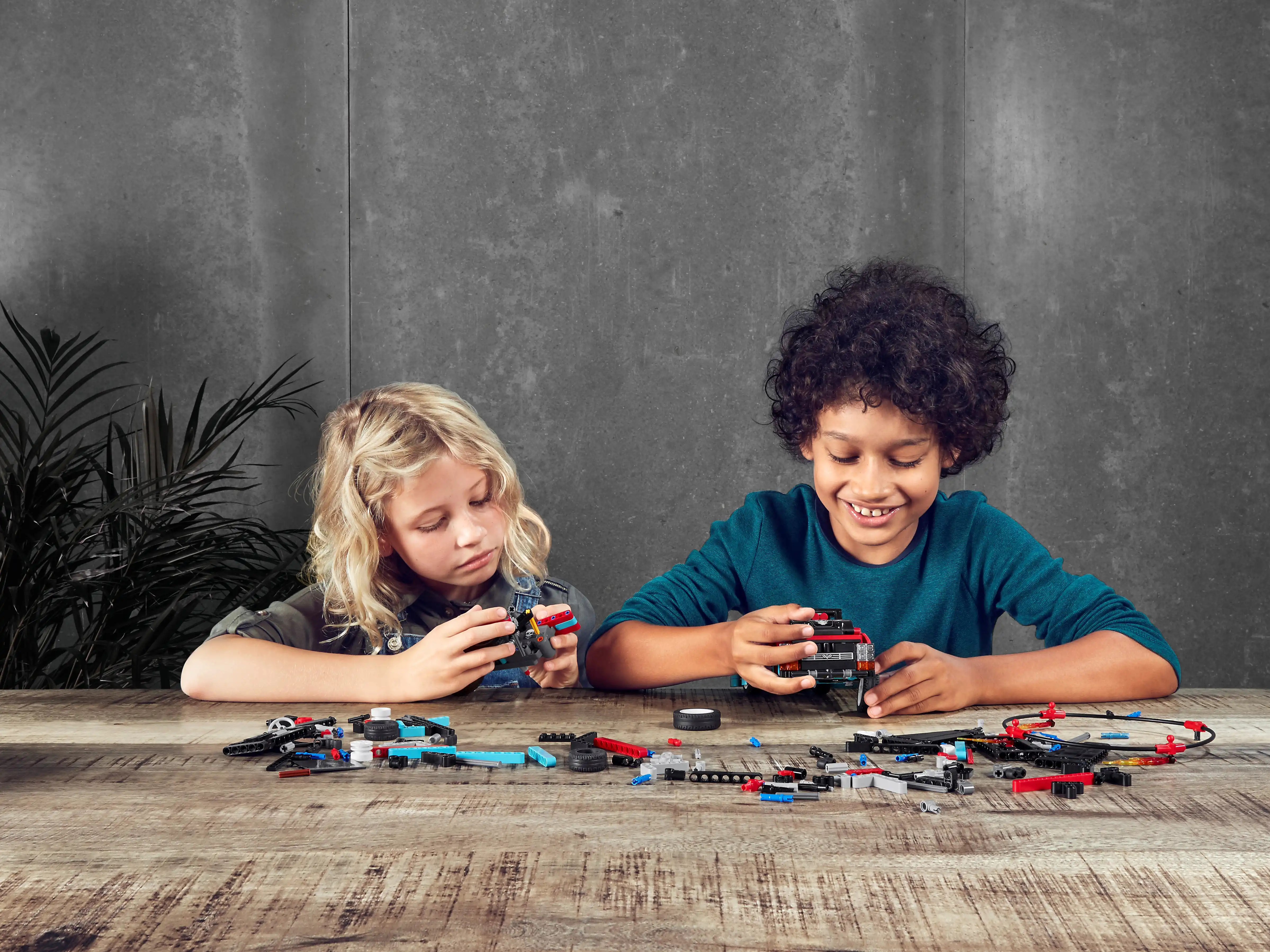 Zdjecie zestawu LEGO 42106 Technic Furgonetka i motocykl kaskaderski 1