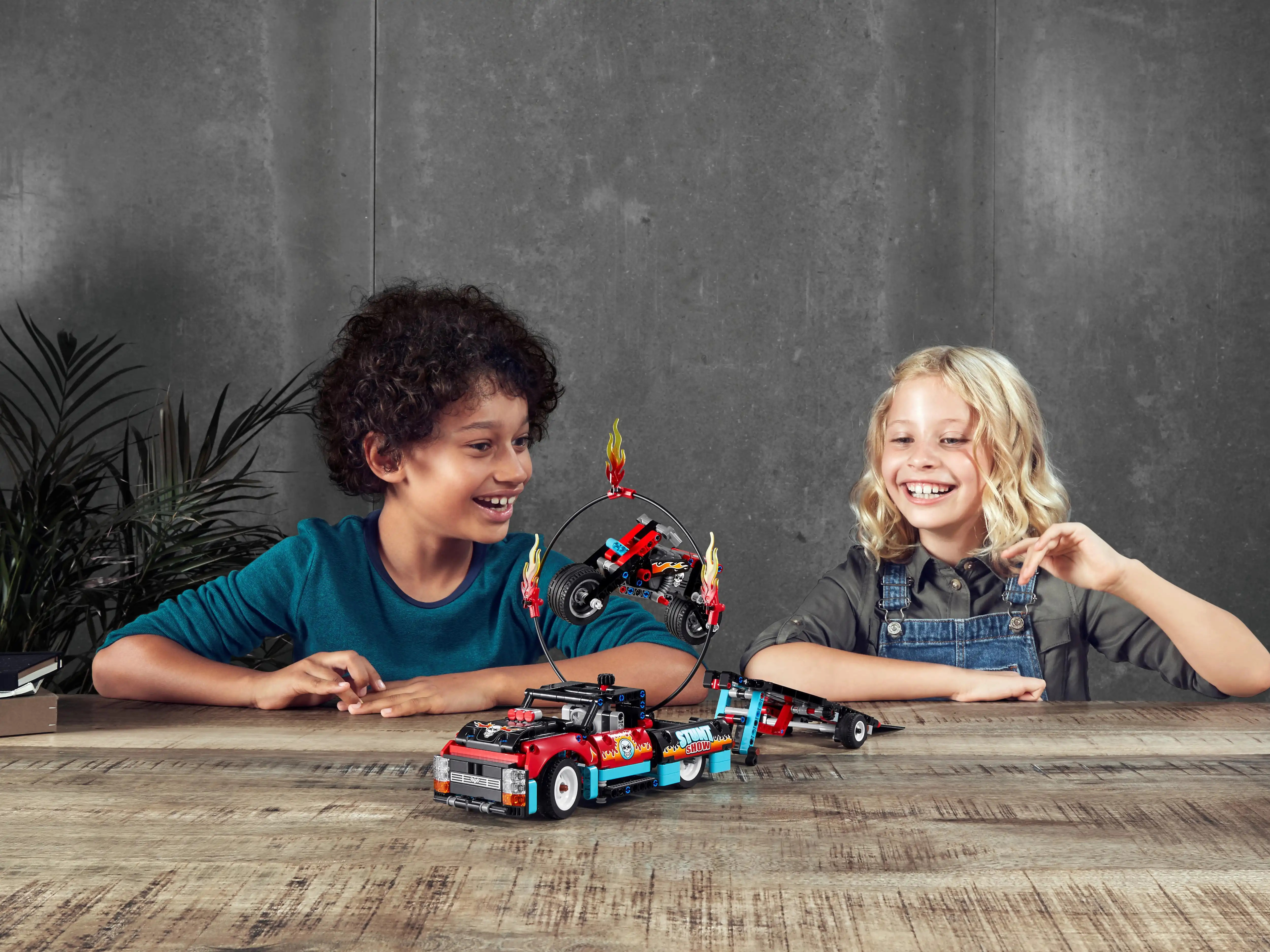 Zdjecie zestawu LEGO 42106 Technic Furgonetka i motocykl kaskaderski 2