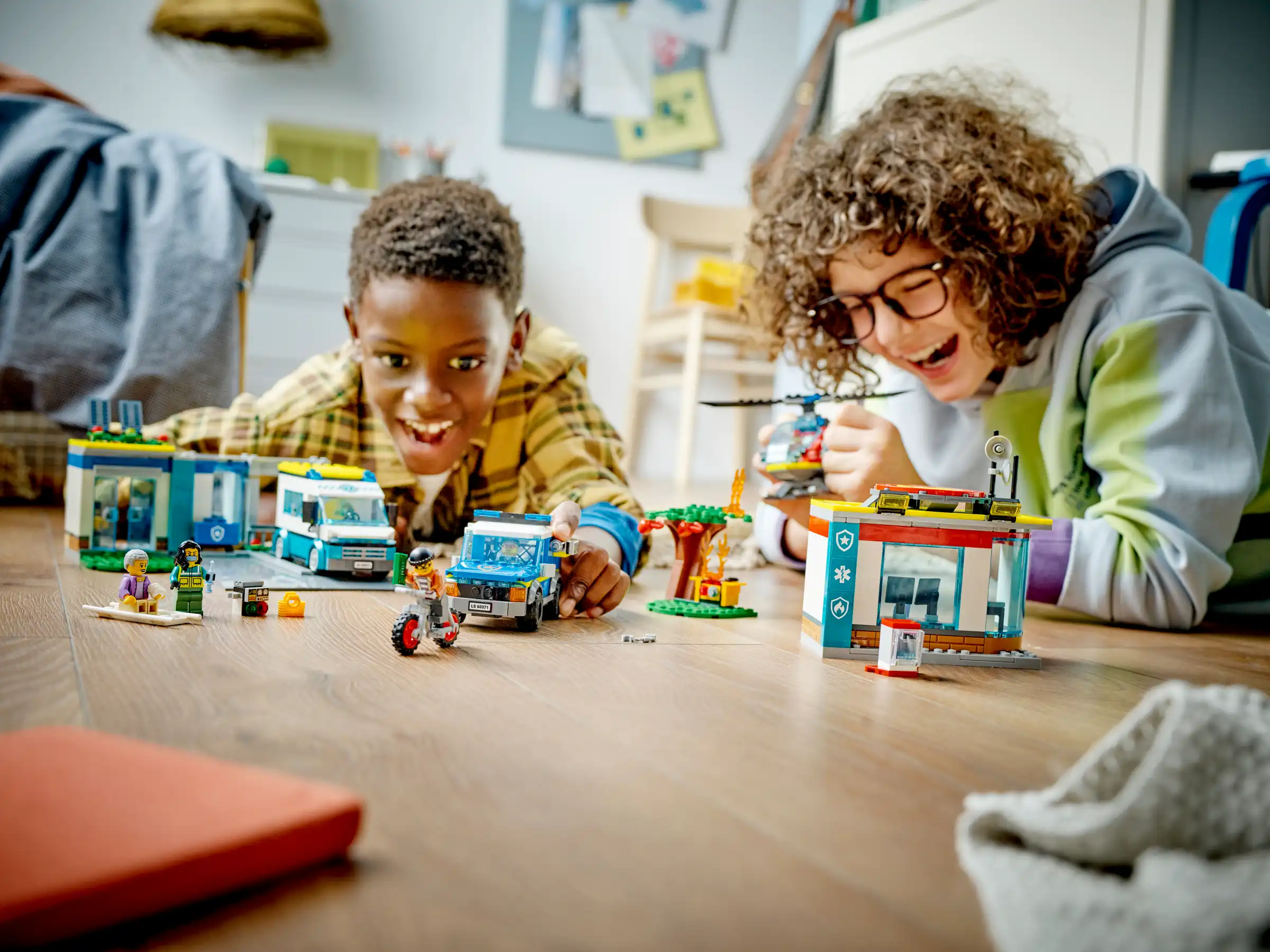 Zdjecie zestawu LEGO 60371 City Parking dla pojazdów uprzywilejowanych 3