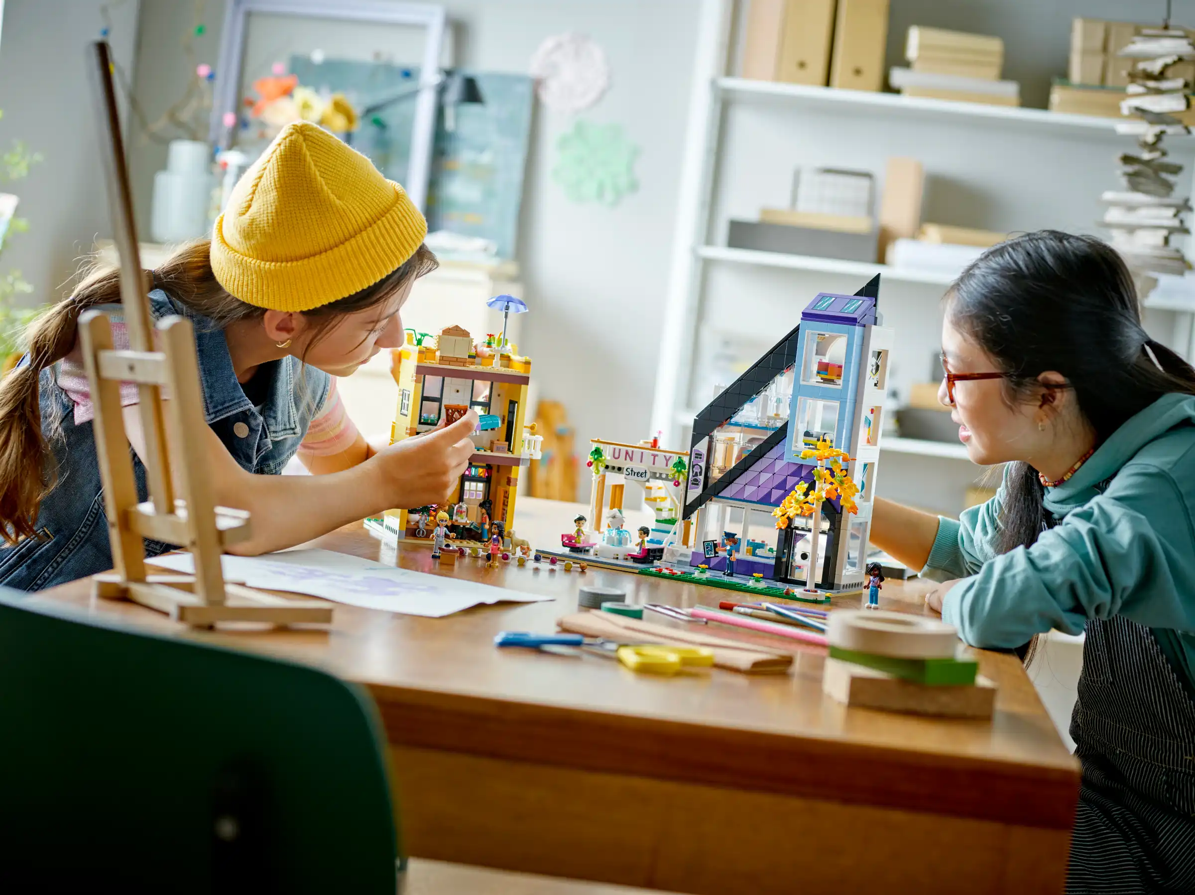 Zdjecie zestawu LEGO 41732 Friends Sklep wnętrzarski i kwiaciarnia w śródmieściu 2