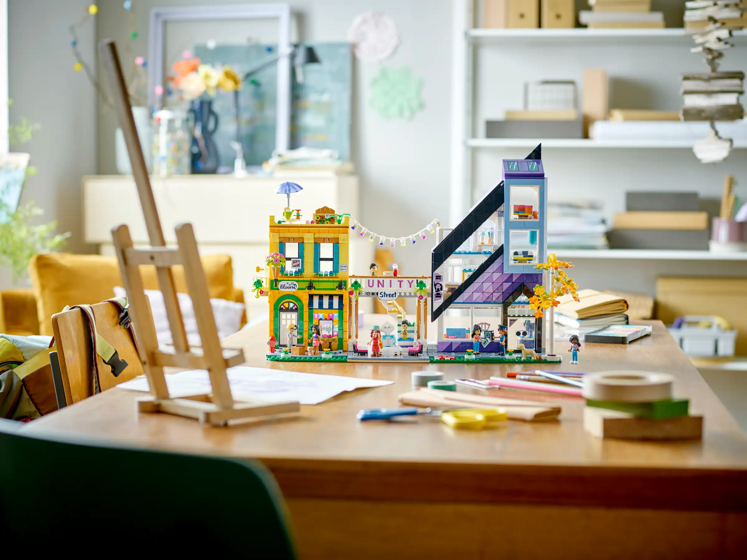 Zdjecie zestawu LEGO 41732 Friends Sklep wnętrzarski i kwiaciarnia w śródmieściu 3