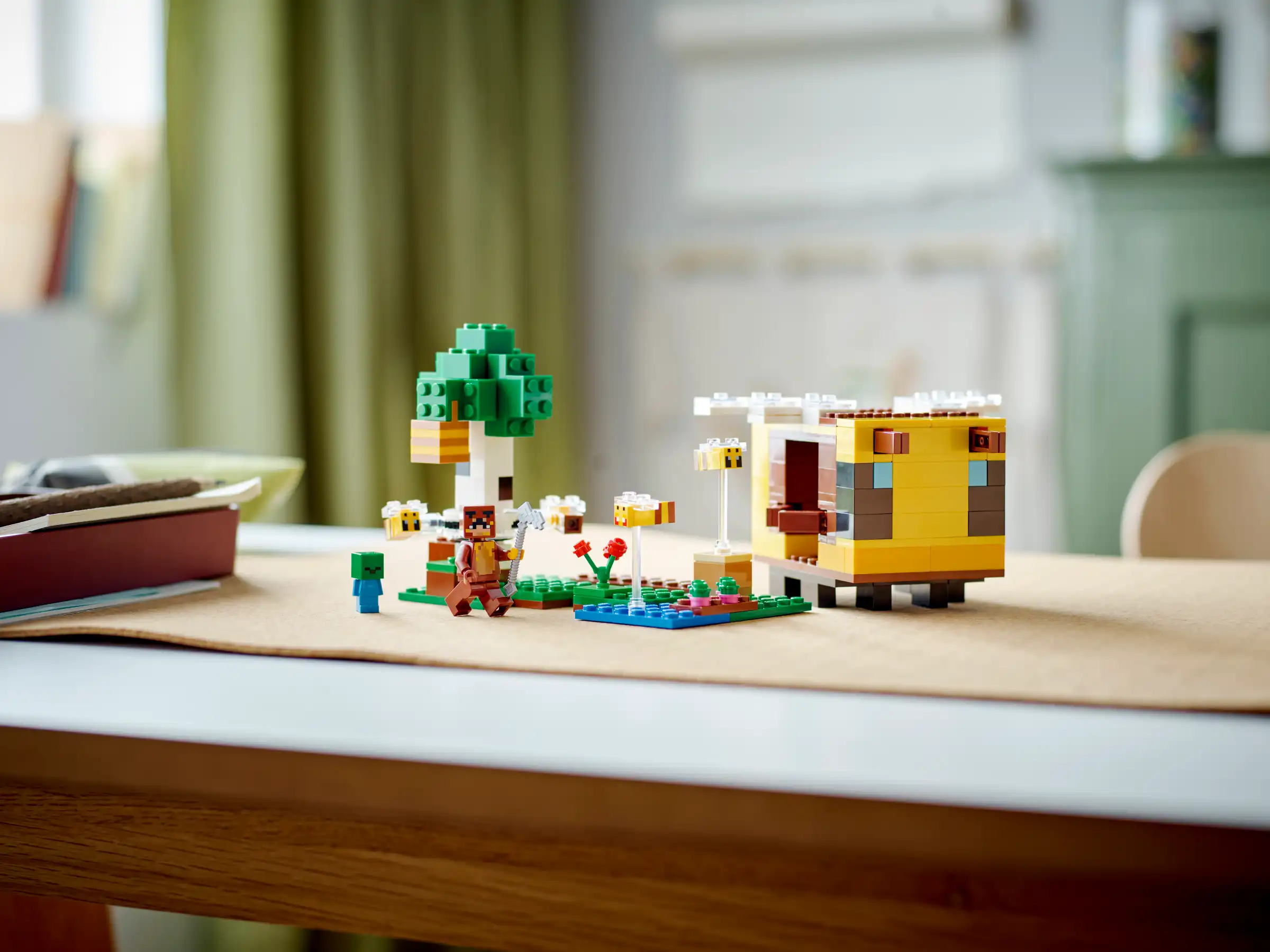 Zdjecie zestawu LEGO 21241 Minecraft Pszczeli ul 1