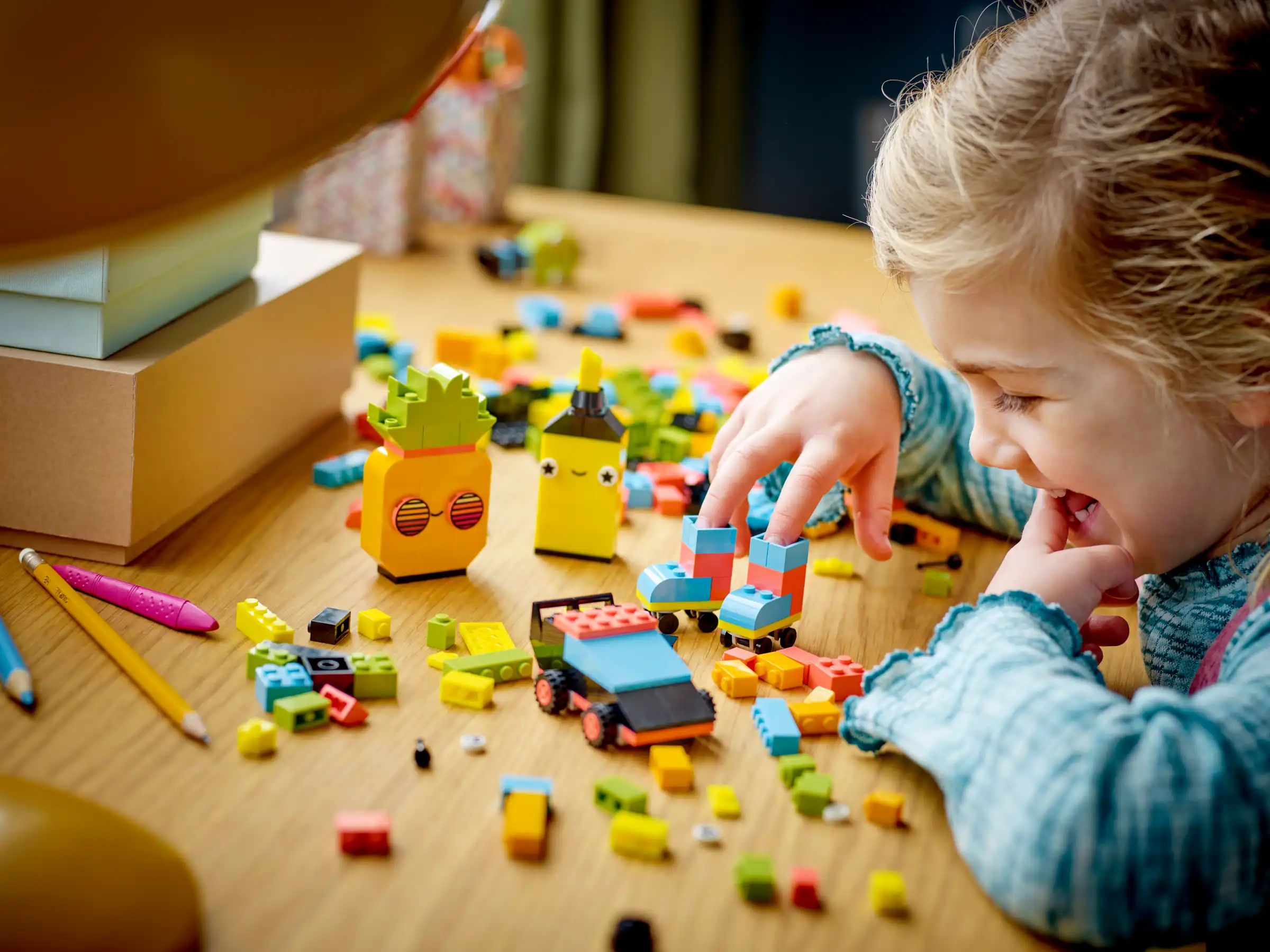Zdjecie zestawu LEGO 11027 Classic Kreatywna zabawa neonowymi kolorami 3