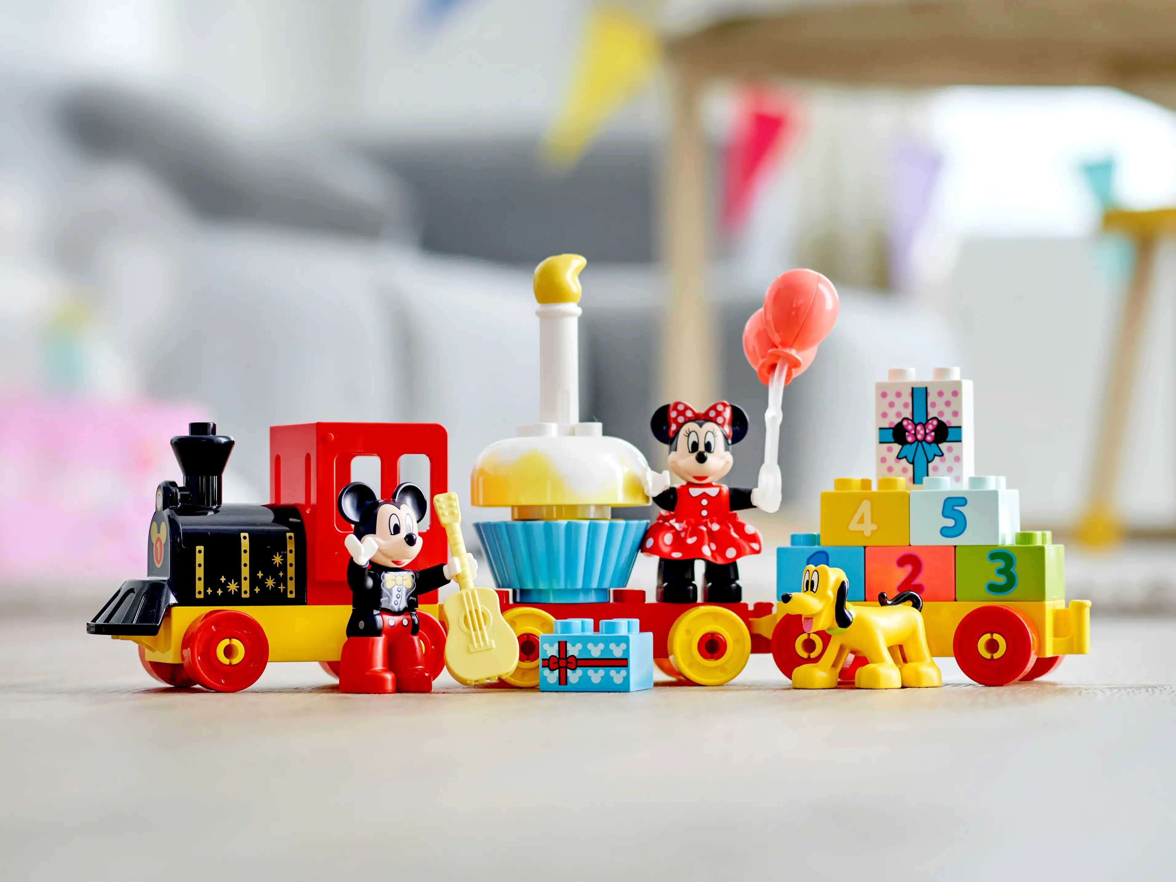 Zdjecie zestawu LEGO 10941 Disney Urodzinowy pociąg myszek Miki i Minnie 2