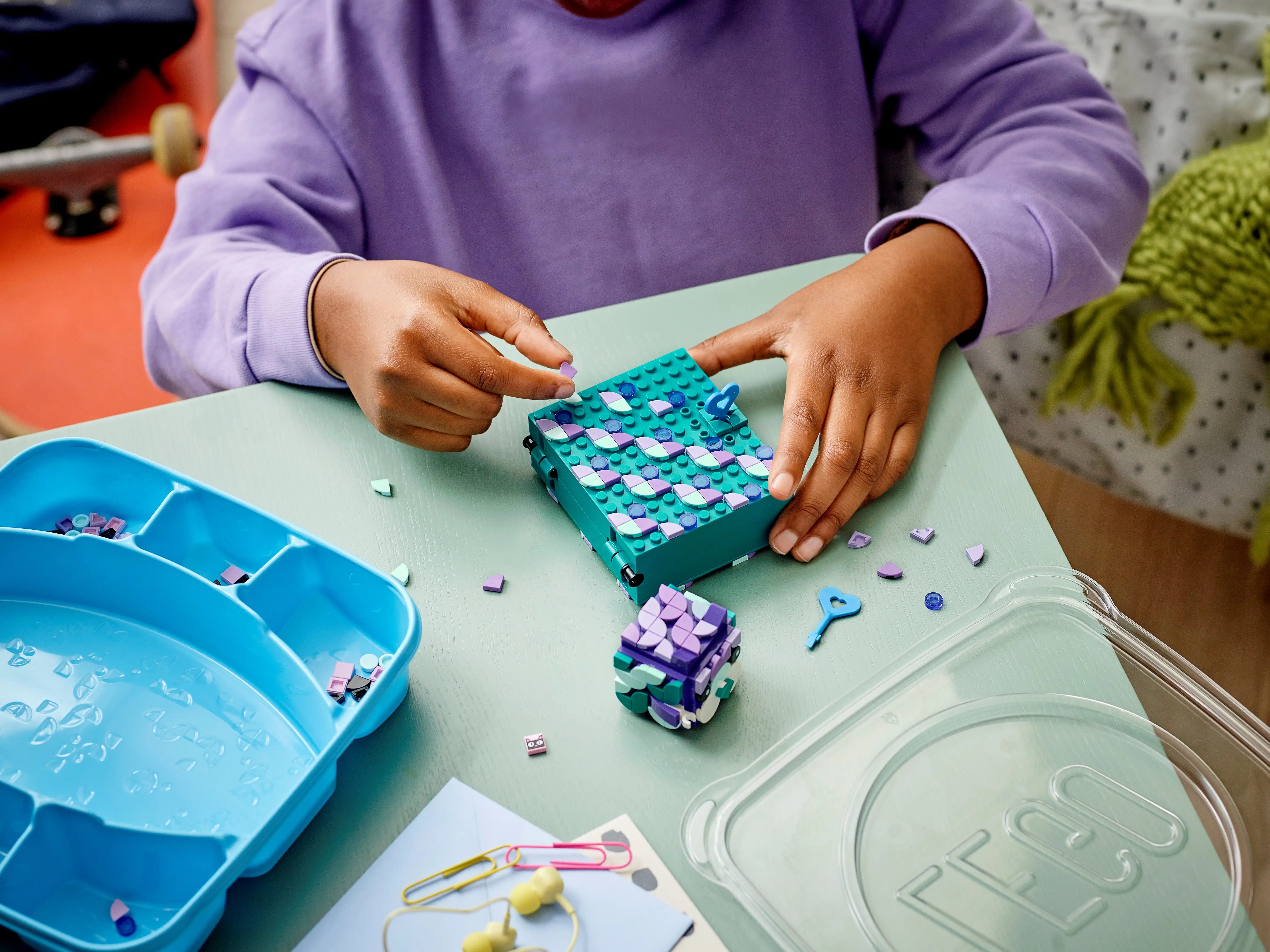Zdjecie zestawu LEGO 41925 DOTS Tajne skrzyneczki 4