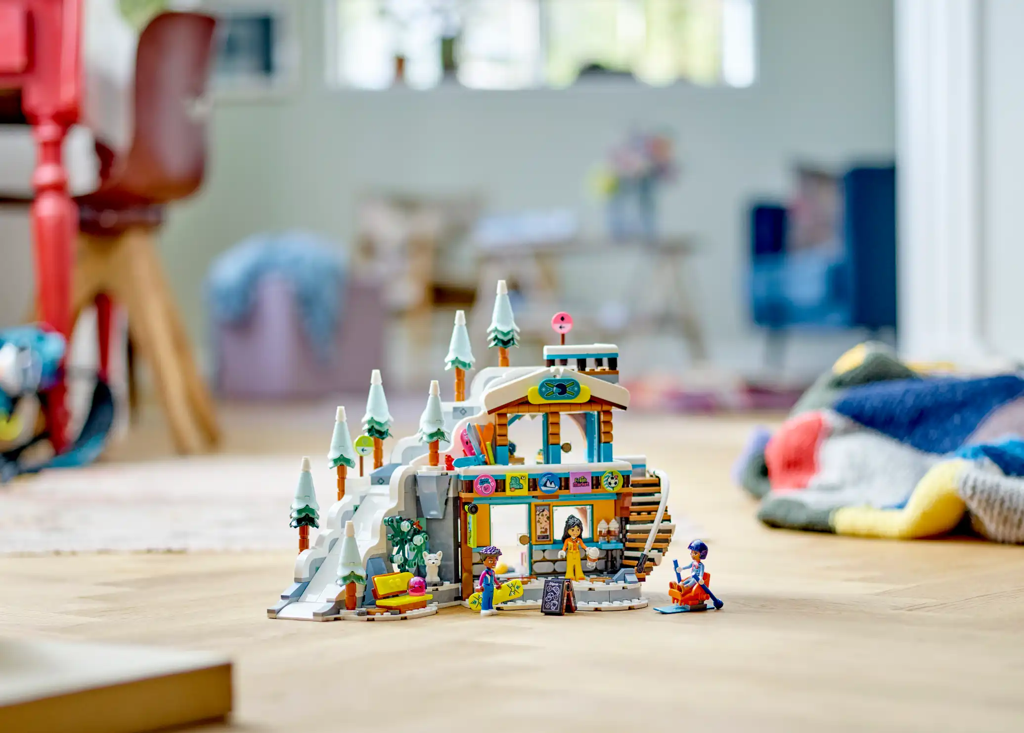 Zdjecie zestawu LEGO 41756 Friends Stok narciarski i kawiarnia 3