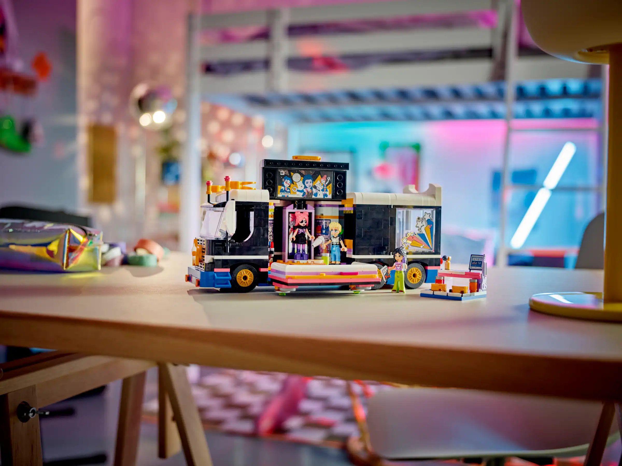 Zdjecie zestawu LEGO 42619 Friends Autobus koncertowy gwiazdy popu 2