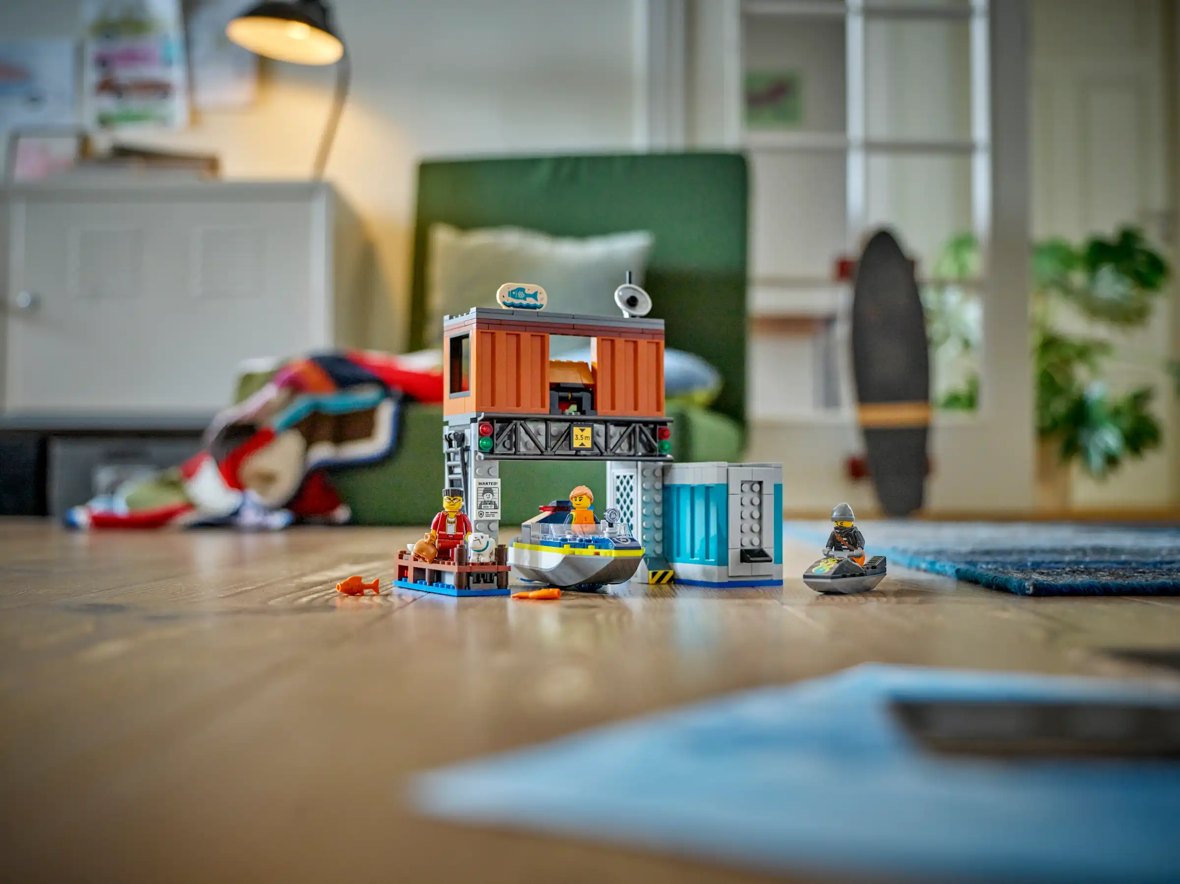 Zdjecie zestawu LEGO 60417 City Policyjna motorówka i kryjówka złodziejaszków 1