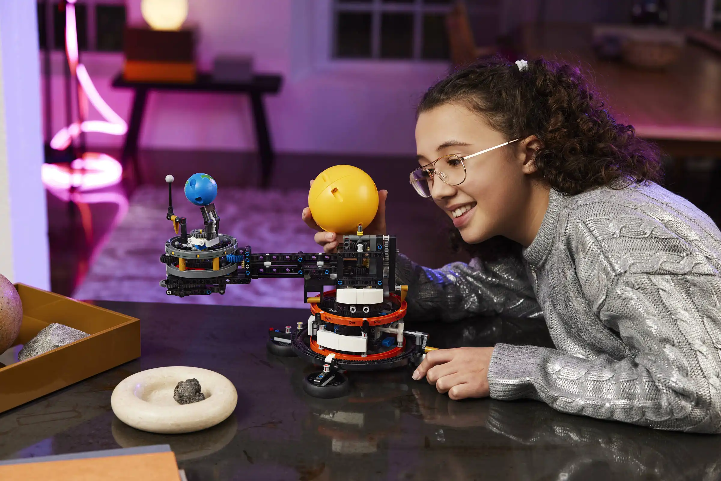Zdjecie zestawu LEGO 42179 Technic Planeta Ziemia i Księżyc na orbicie 2