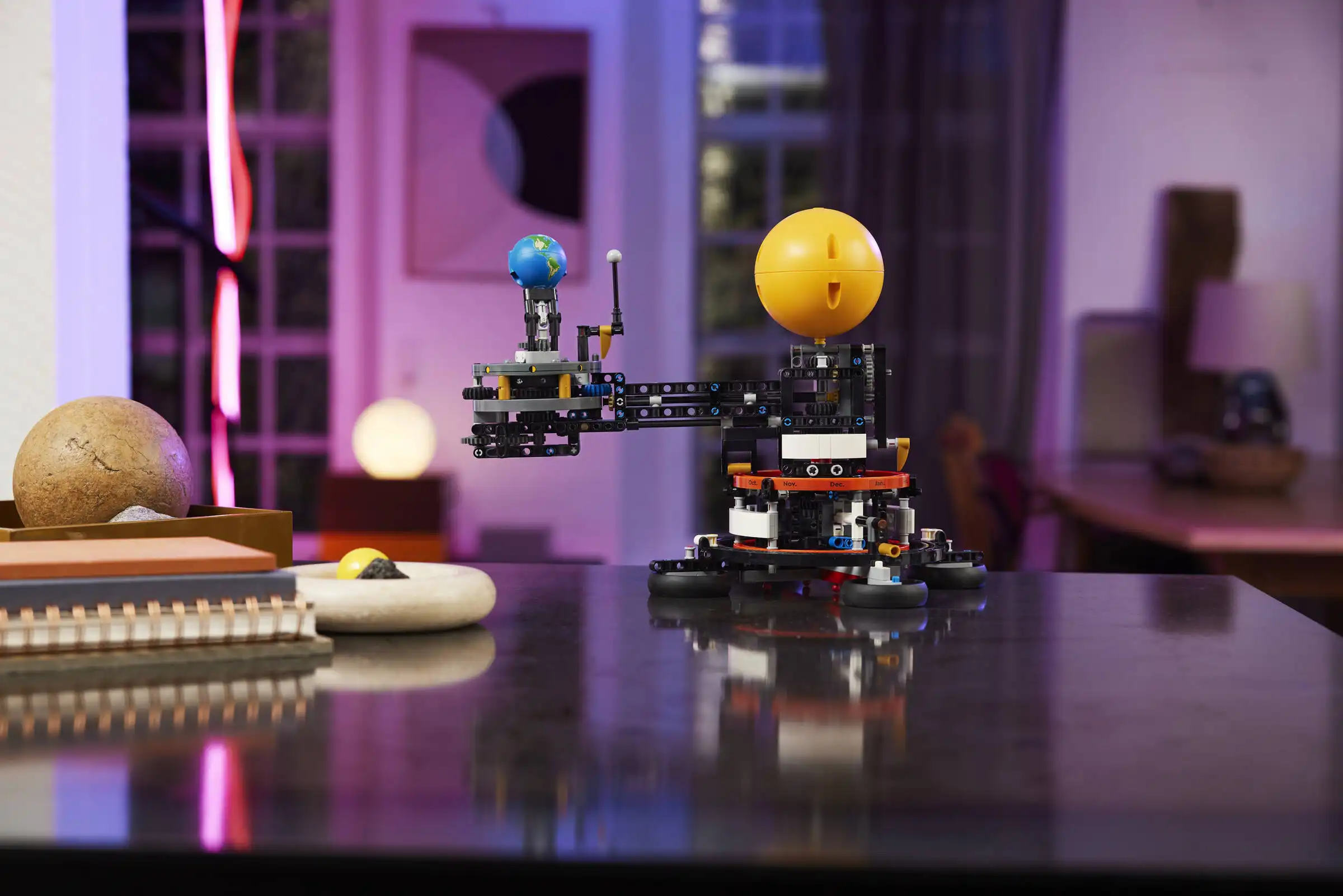 Zdjecie zestawu LEGO 42179 Technic Planeta Ziemia i Księżyc na orbicie 3