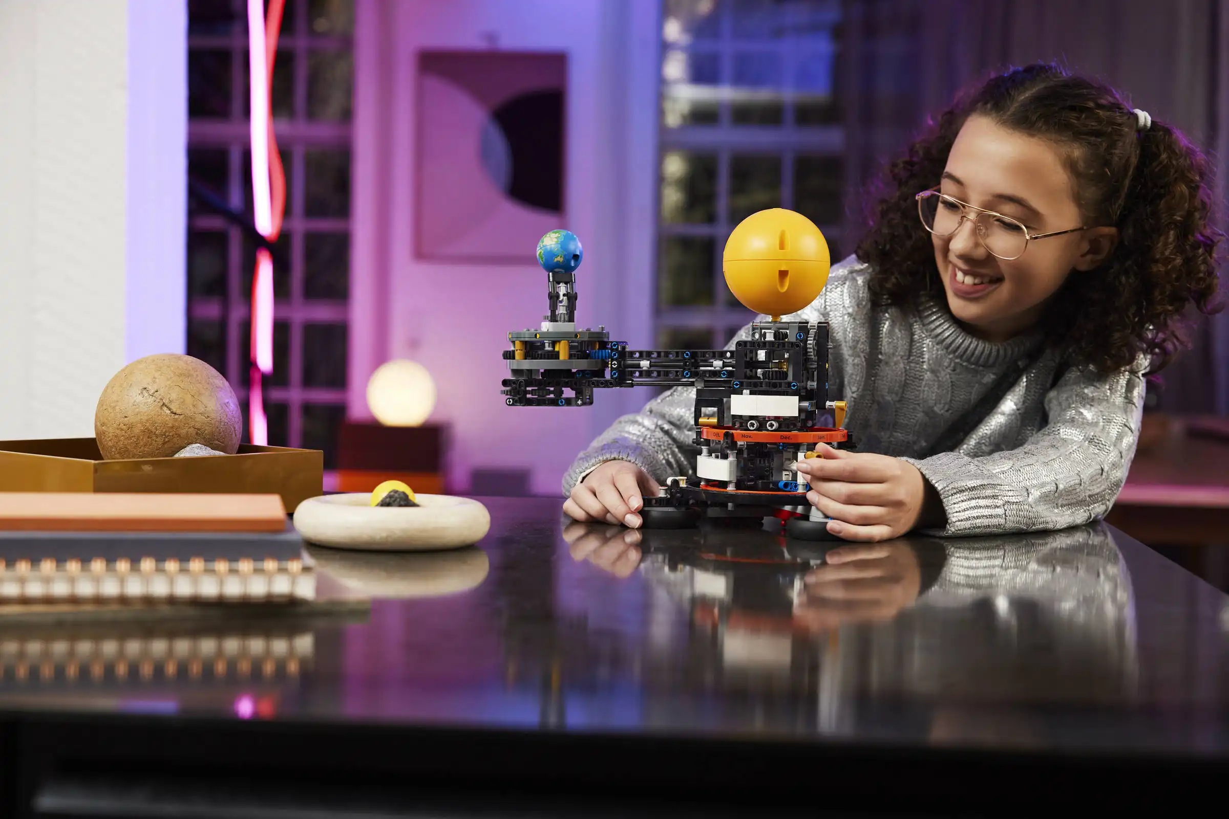 Zdjecie zestawu LEGO 42179 Technic Planeta Ziemia i Księżyc na orbicie 4