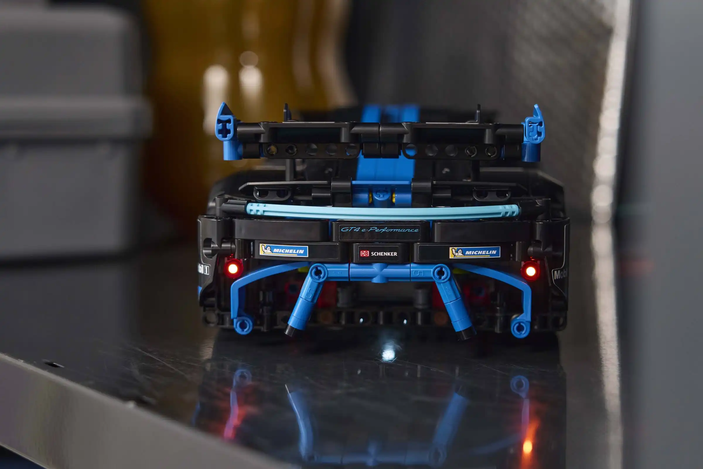 Zdjecie zestawu LEGO 42176 Technic Samochód wyścigowy Porsche GT4 e-Performance 3