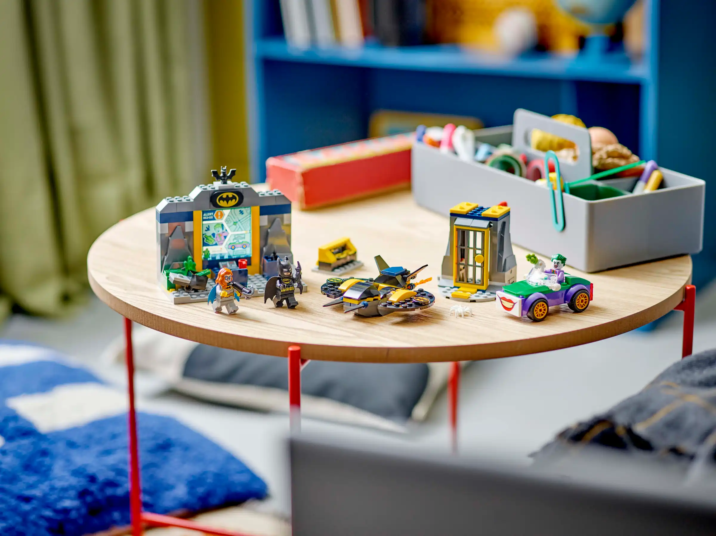 Zdjecie zestawu LEGO 76272 Batman Jaskinia Batmana z Batmanem™, Batgirl™ i Jokerem™ 1