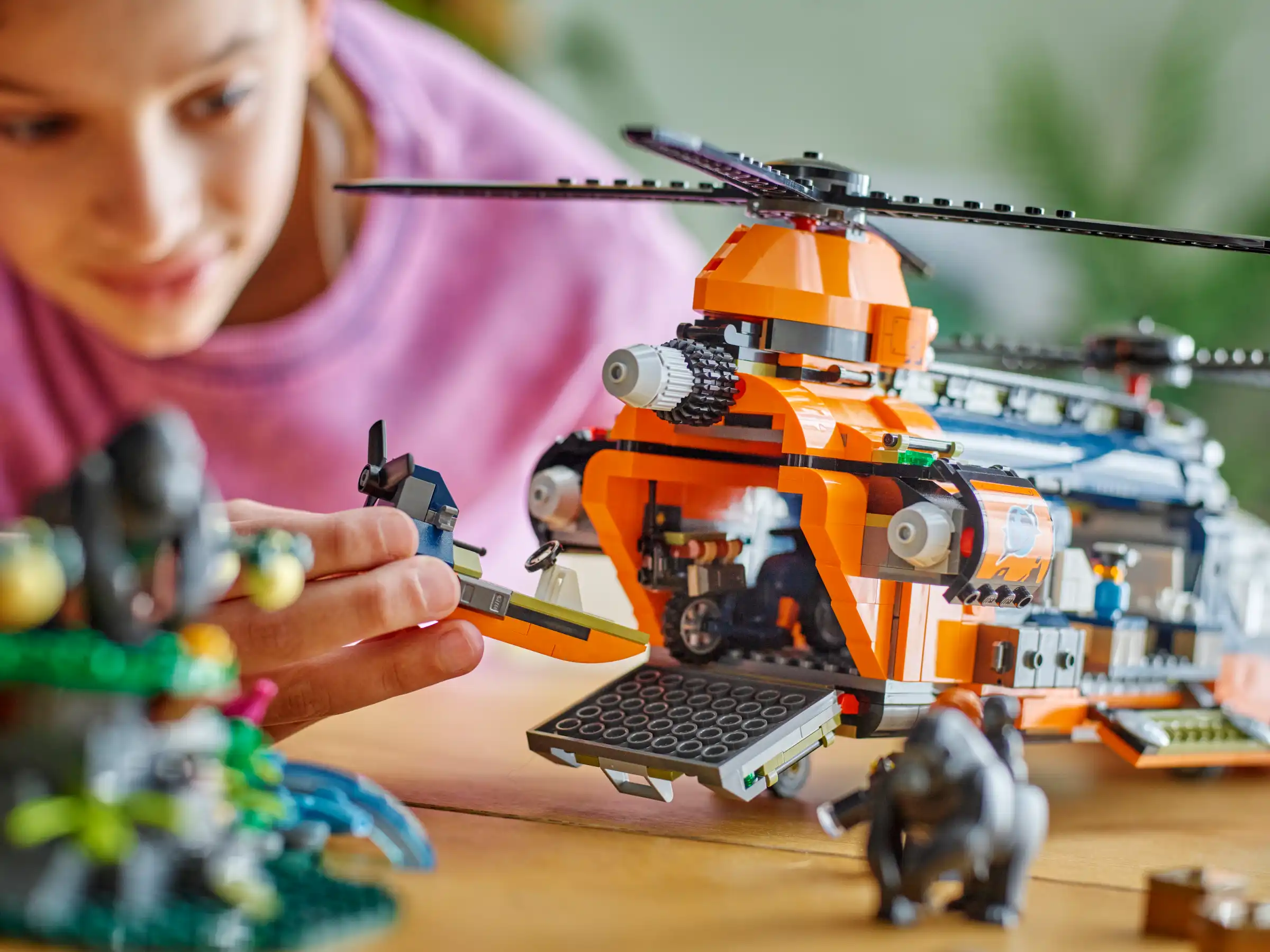 Zdjecie zestawu LEGO 60437 City Helikopter badaczy dżungli w bazie 1