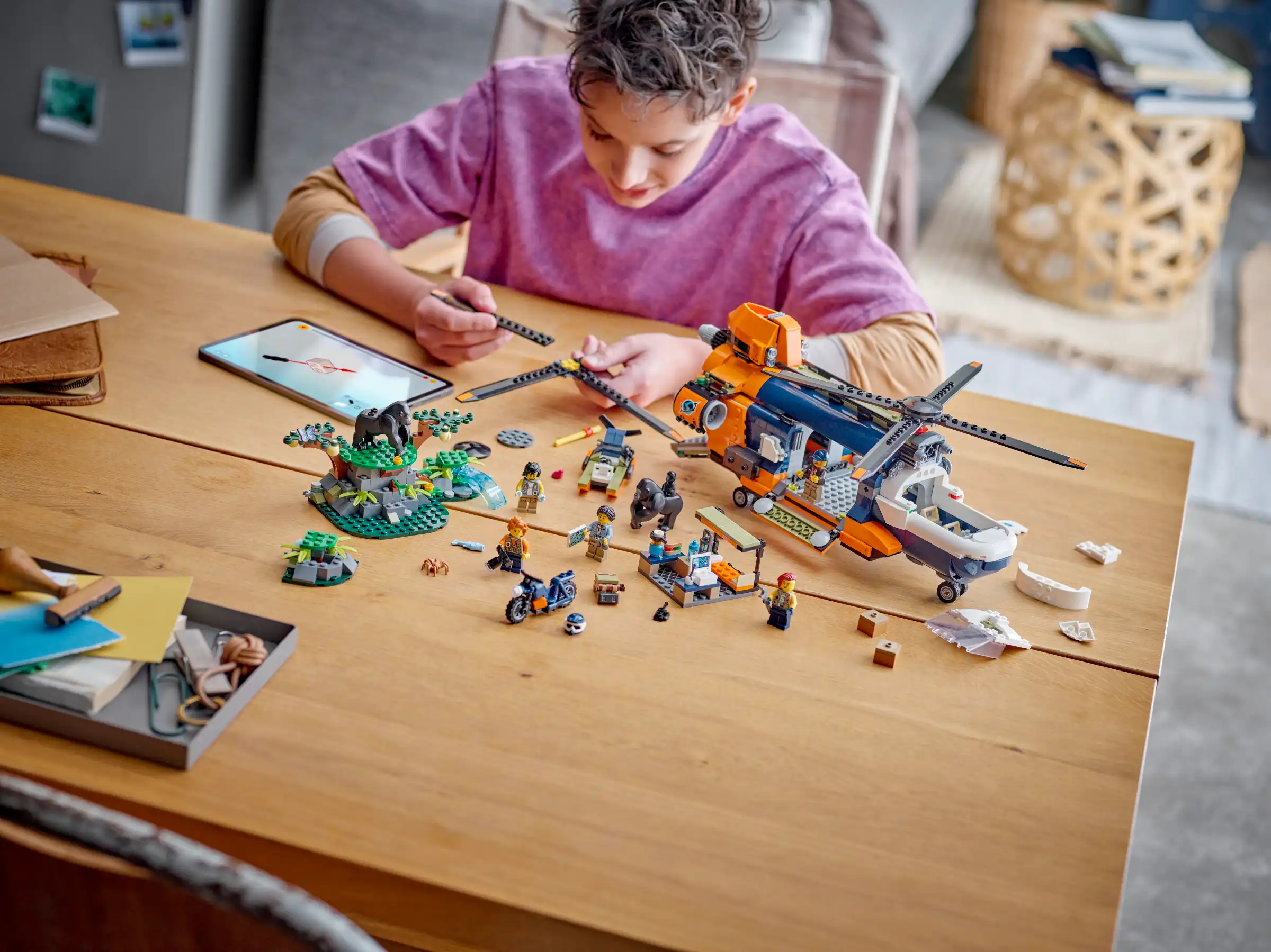 Zdjecie zestawu LEGO 60437 City Helikopter badaczy dżungli w bazie 2