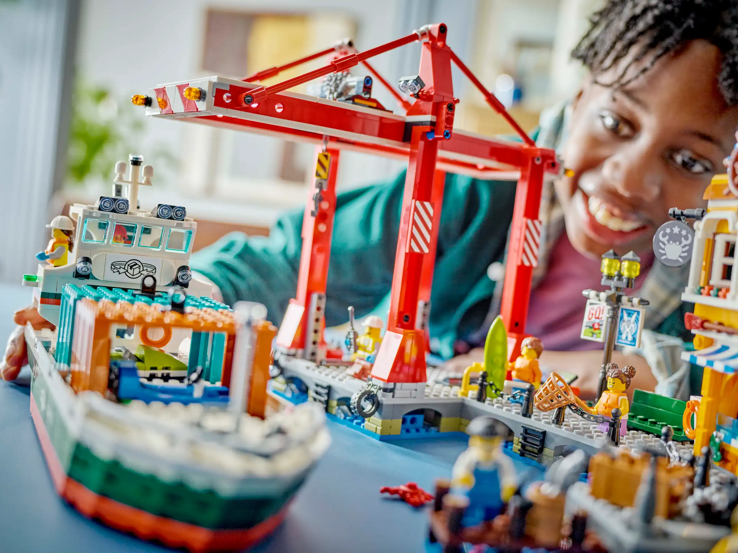 Zdjecie zestawu LEGO 60422 City Nadmorski port ze statkiem towarowym 1