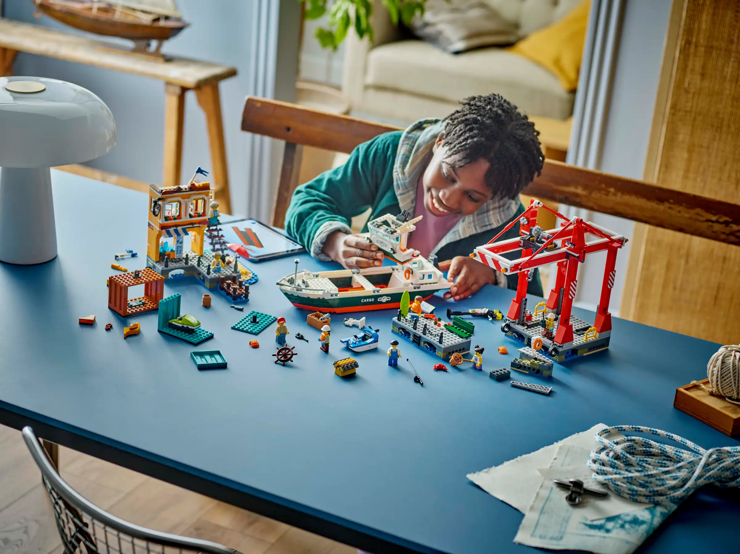 Zdjecie zestawu LEGO 60422 City Nadmorski port ze statkiem towarowym 2