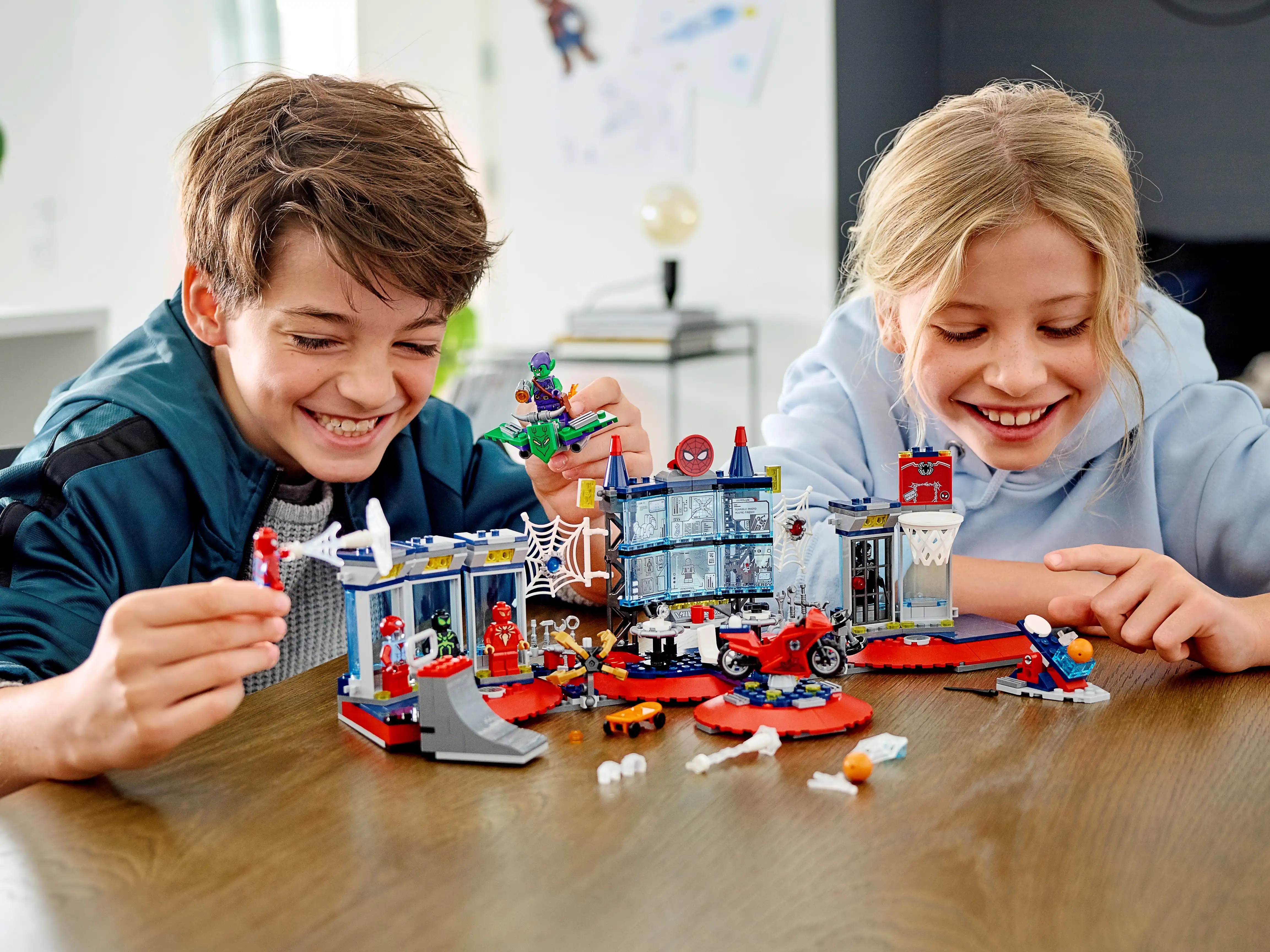 Zdjecie zestawu LEGO 76175 Marvel Atak na kryjówkę Spider-Mana 1