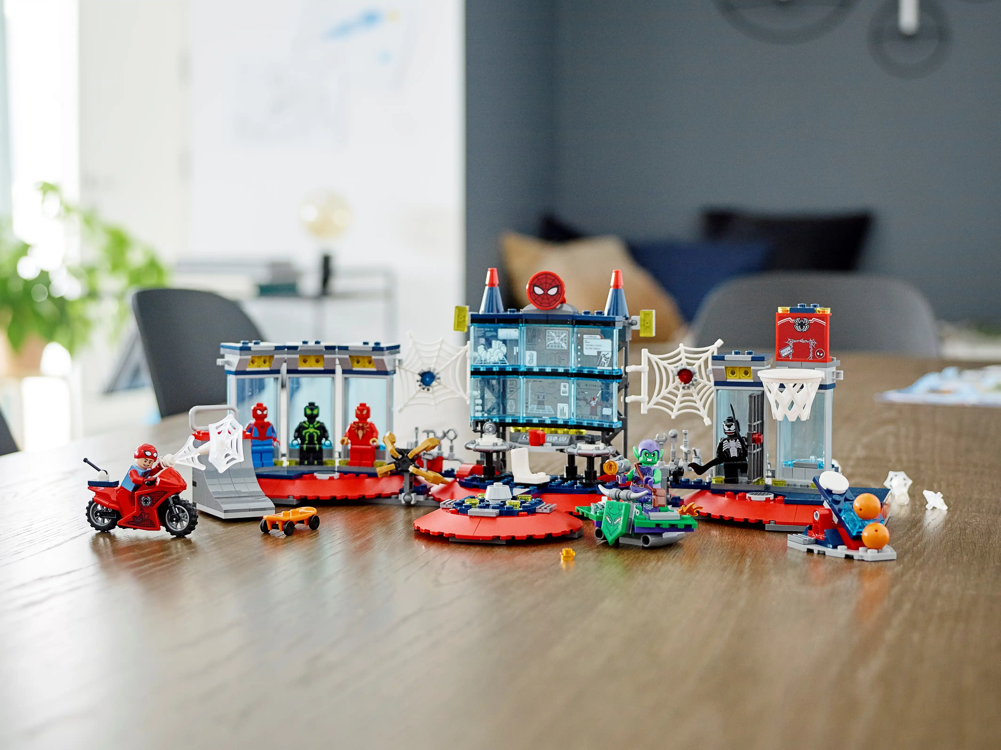 Zdjecie zestawu LEGO 76175 Marvel Atak na kryjówkę Spider-Mana 2
