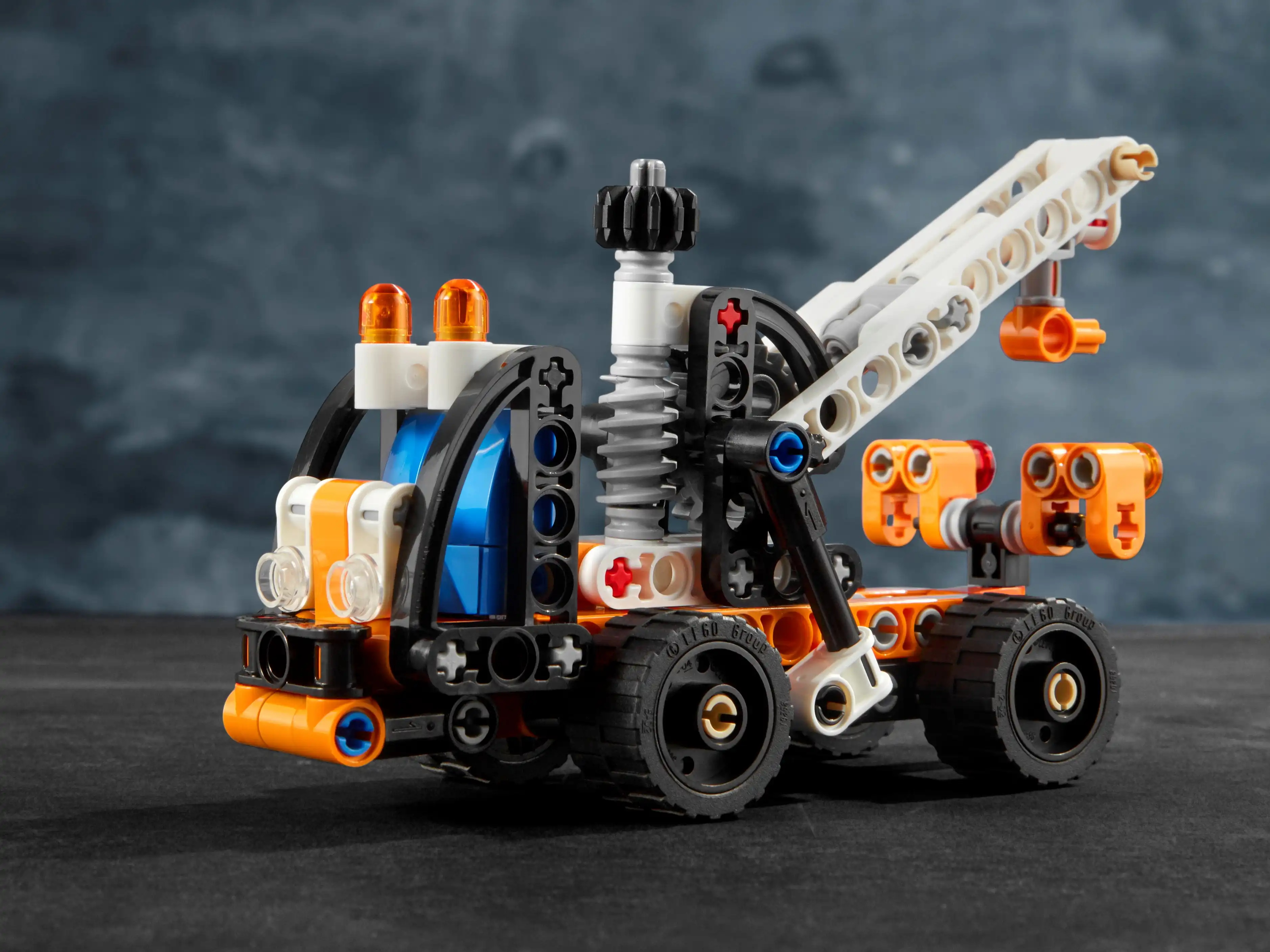 Zdjecie zestawu LEGO 42088 Technic Ciężarówka z wysięgnikiem 1