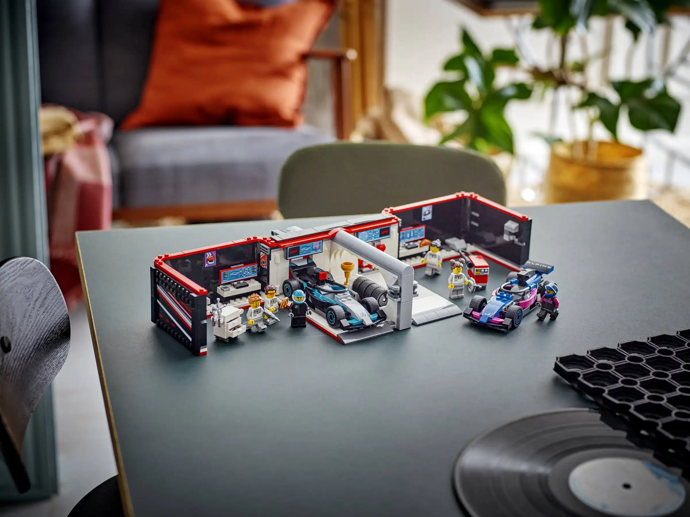 Zdjecie zestawu LEGO 60444 City F1® Garaż i bolidy Mercedes-AMG i Alpine 1