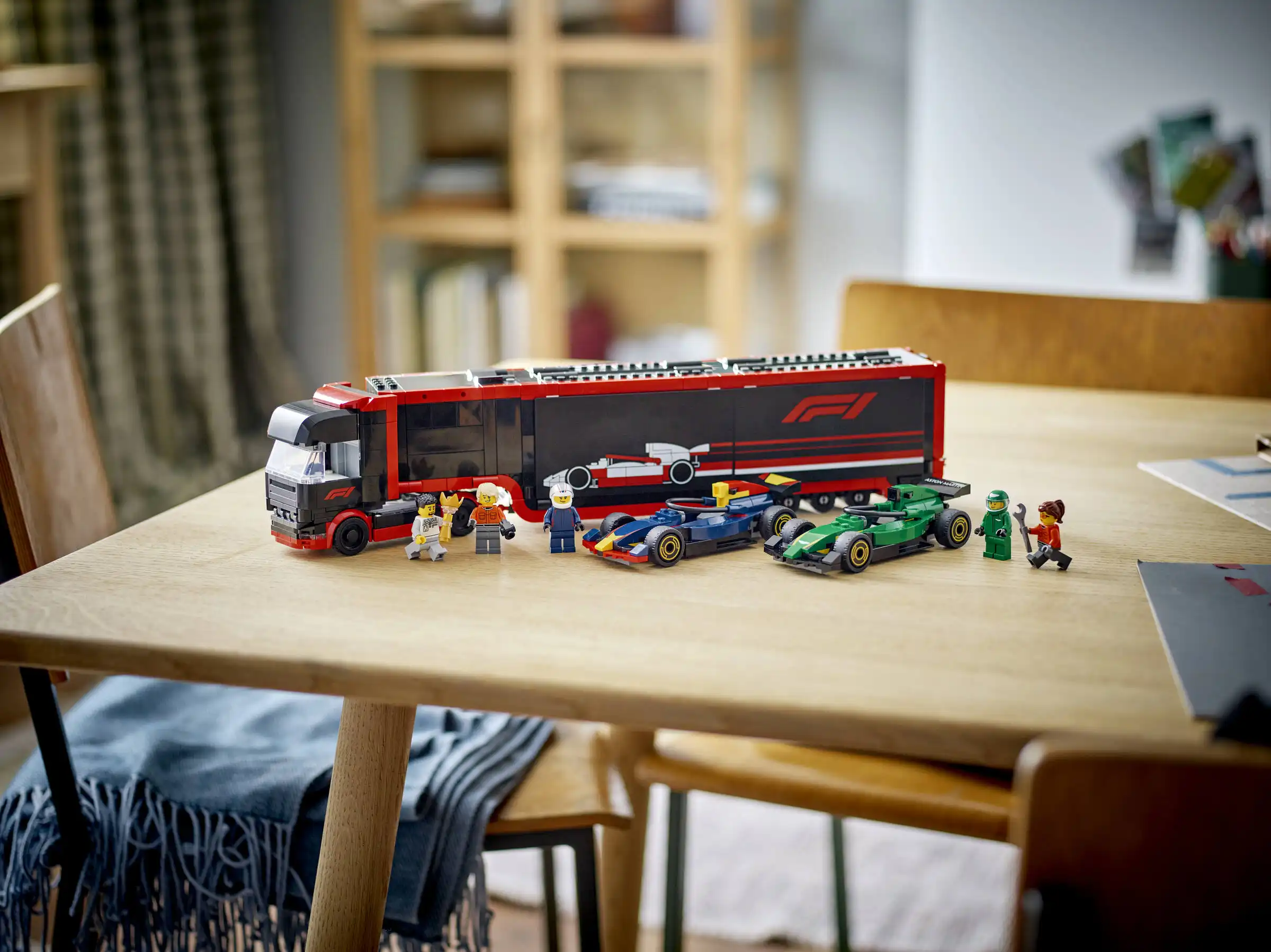 Zdjecie zestawu LEGO 60445 City F1® Ciężarówka z bolidami RB20 i AMR24 F1® 2
