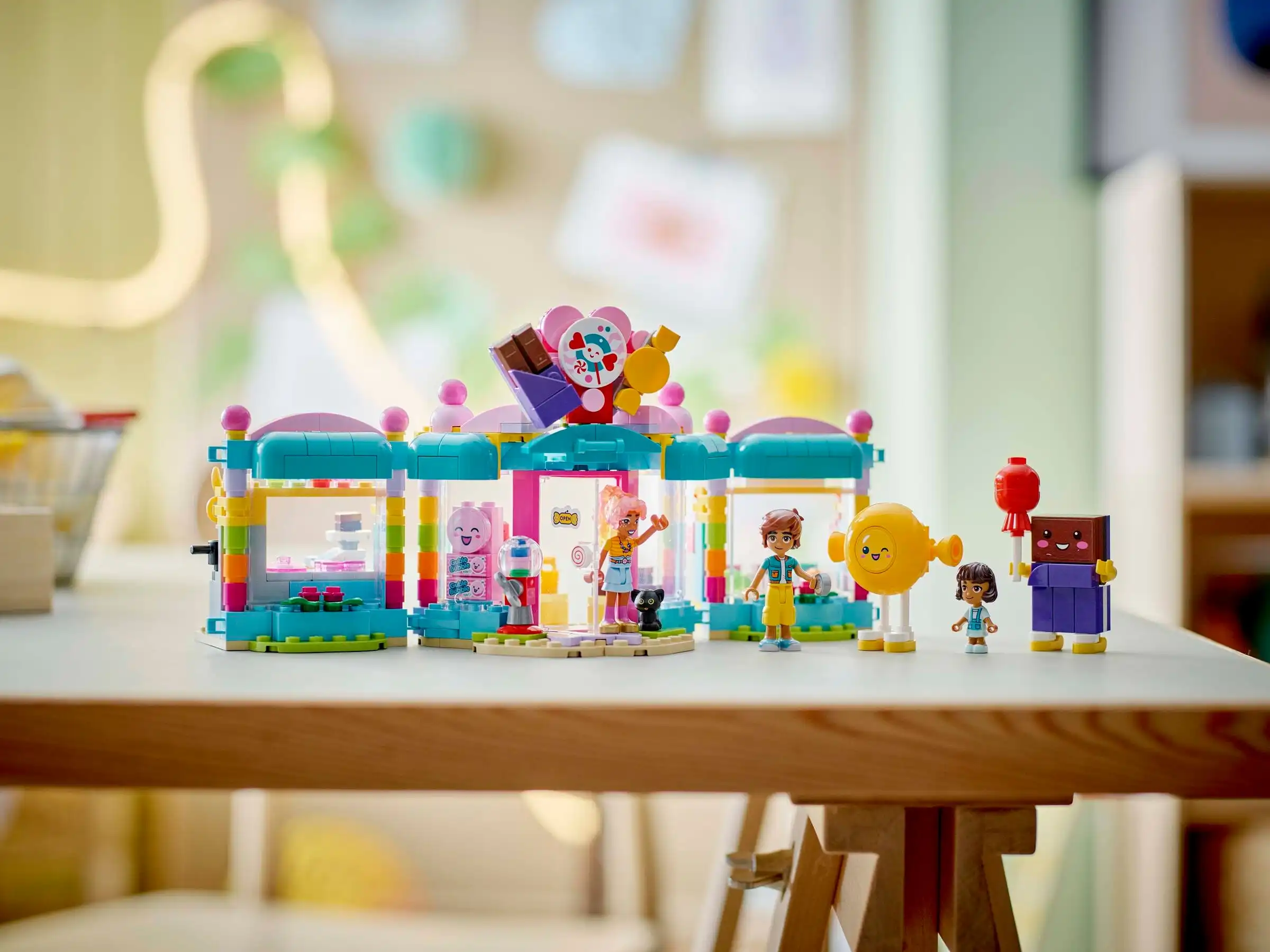 Zdjecie zestawu LEGO 42649 Friends Sklep z cukierkami w Heartlake 1