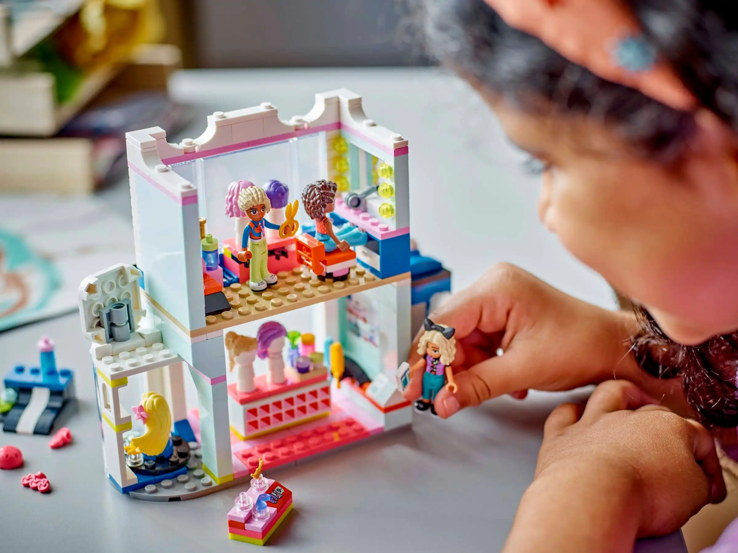 Zdjecie zestawu LEGO 42662 Friends Salon fryzjerski i sklep z ozdobami 3