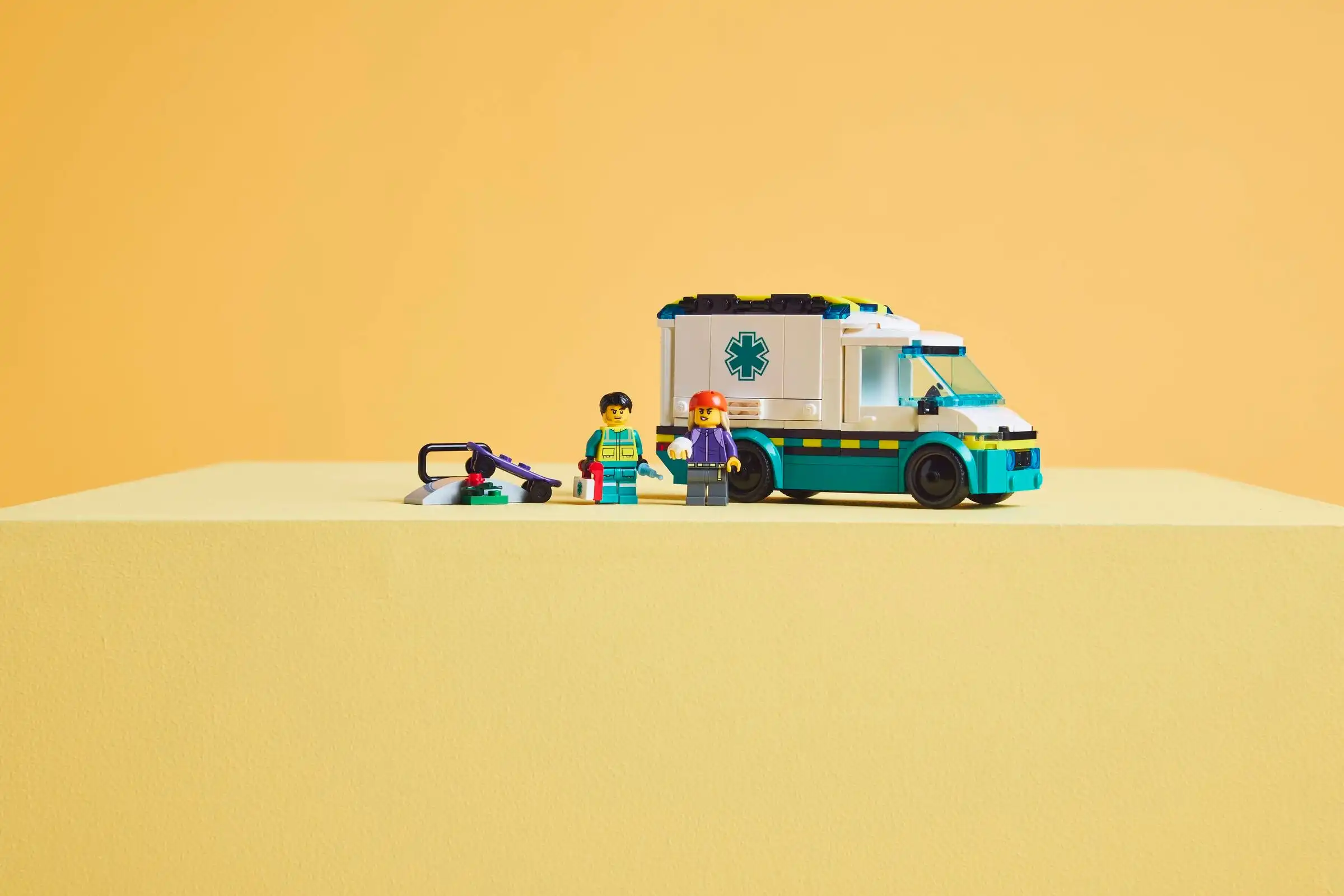 Zdjecie zestawu LEGO 60451 City Karetka pogotowia 2