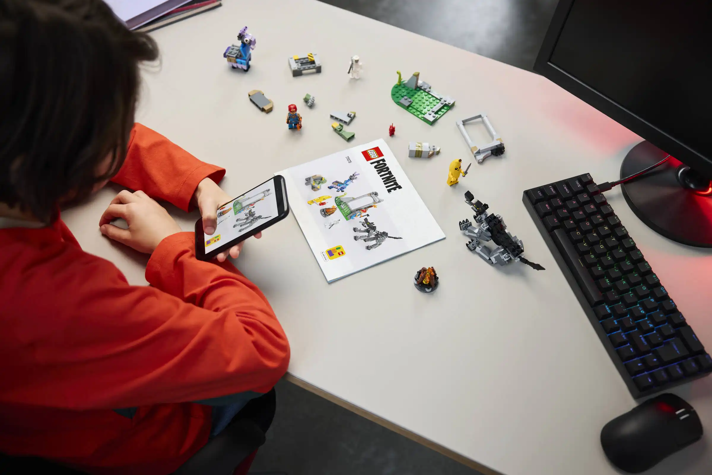 Zdjecie zestawu LEGO 77075 Fortnite Skórek i Iskra oraz obóz 1