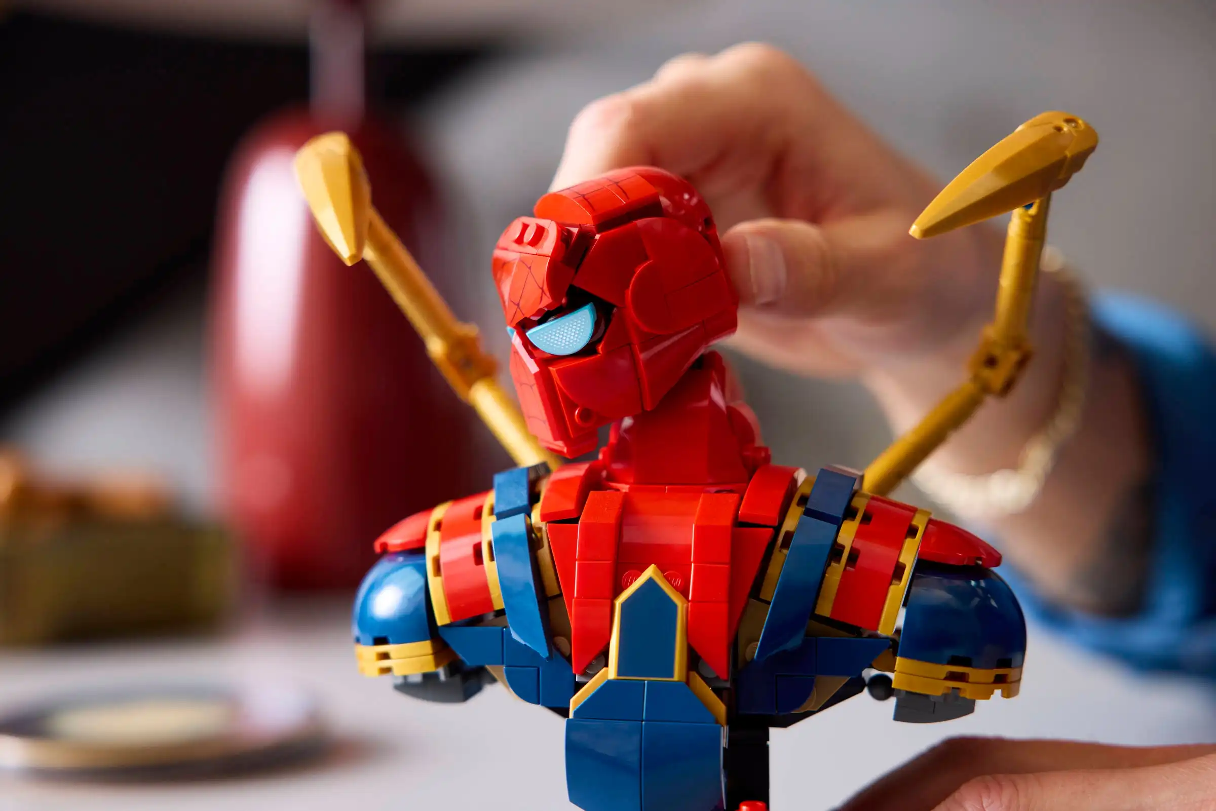 Zdjecie zestawu LEGO 76326 Marvel Popiersie Iron Spider-Mana 4