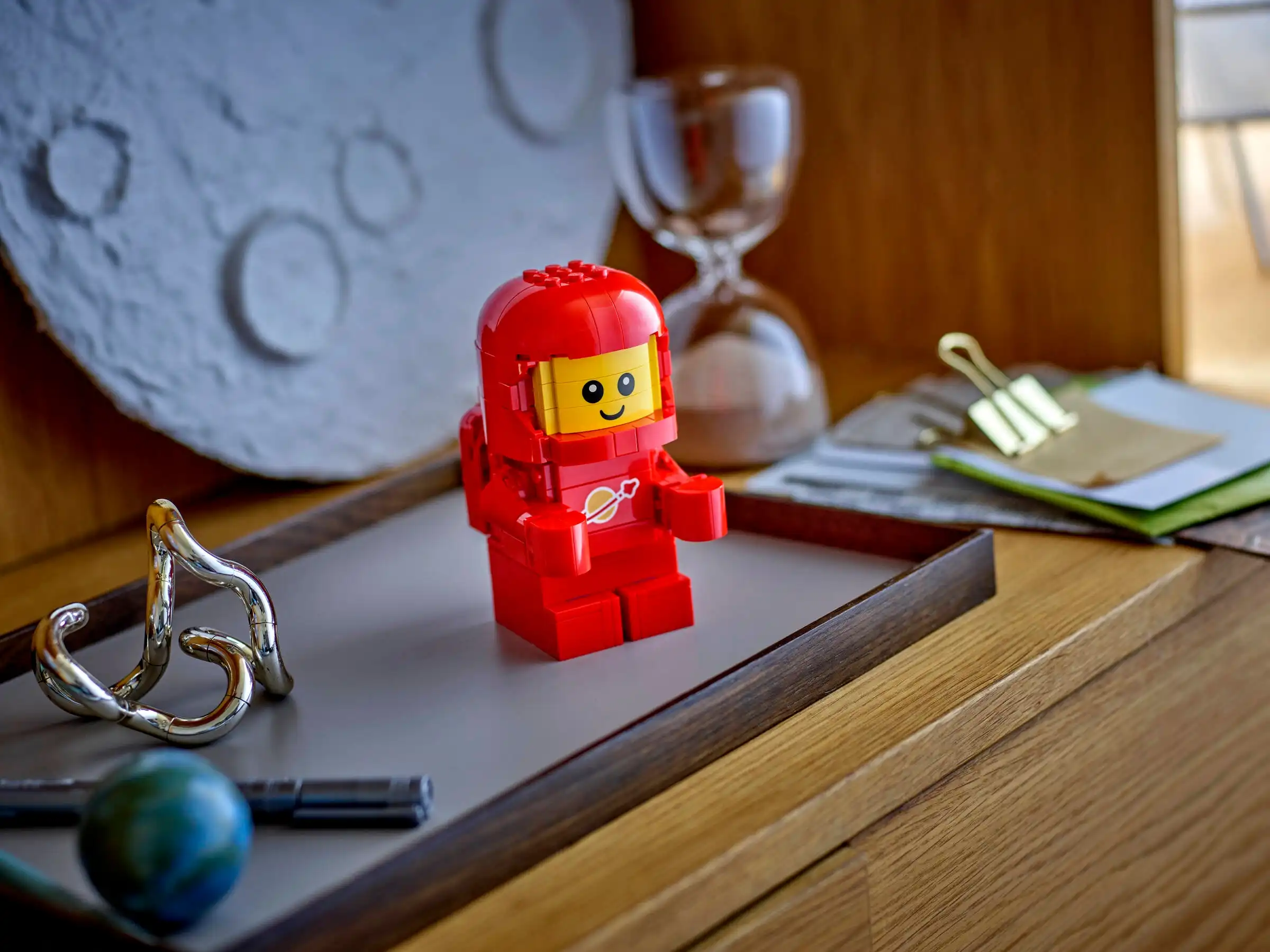Zdjecie zestawu LEGO 40767 Inne Powiększony mały astronauta 2