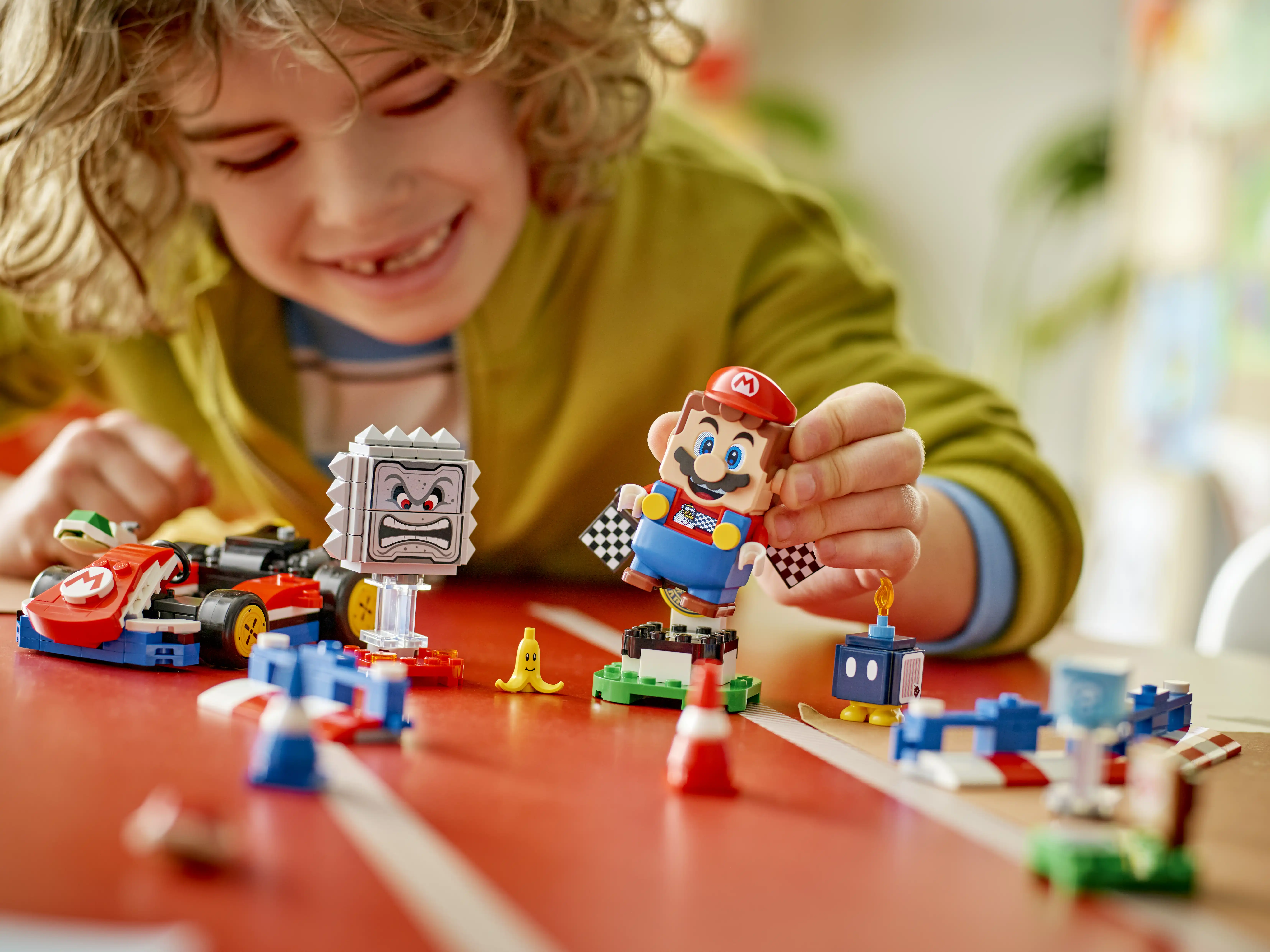 Zdjecie zestawu LEGO 72043 Super Mario Mario Kart™ — Interaktywna figurka LEGO® Mario™ i Standard Kart 1