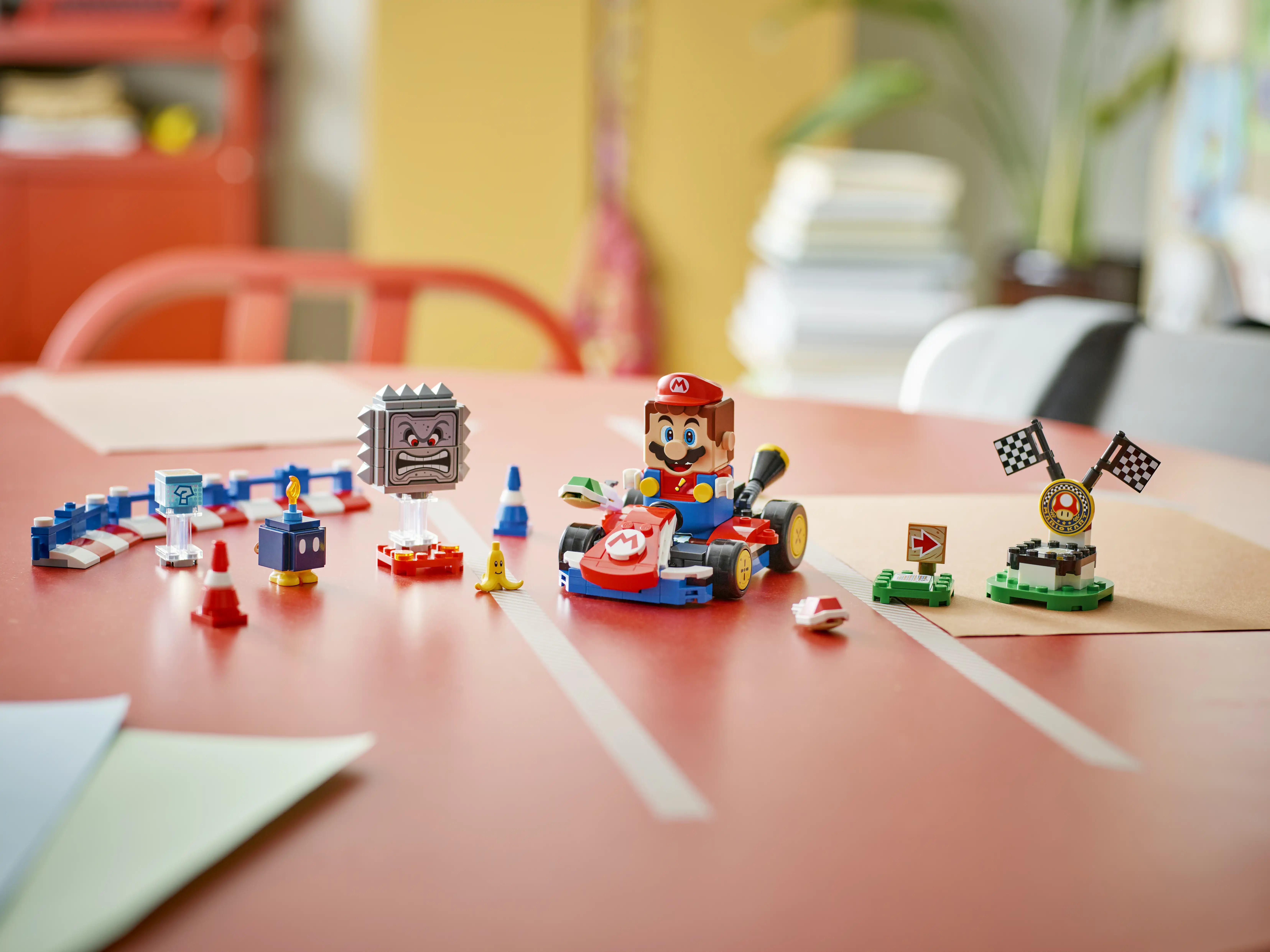 Zdjecie zestawu LEGO 72043 Super Mario Mario Kart™ — Interaktywna figurka LEGO® Mario™ i Standard Kart 2