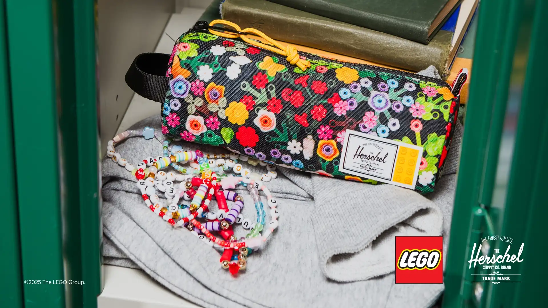 Zdjecie zestawu LEGO 5009291 Inne Piórnik Settlement Little Herschel — poszukiwanie skarbów na łące 3
