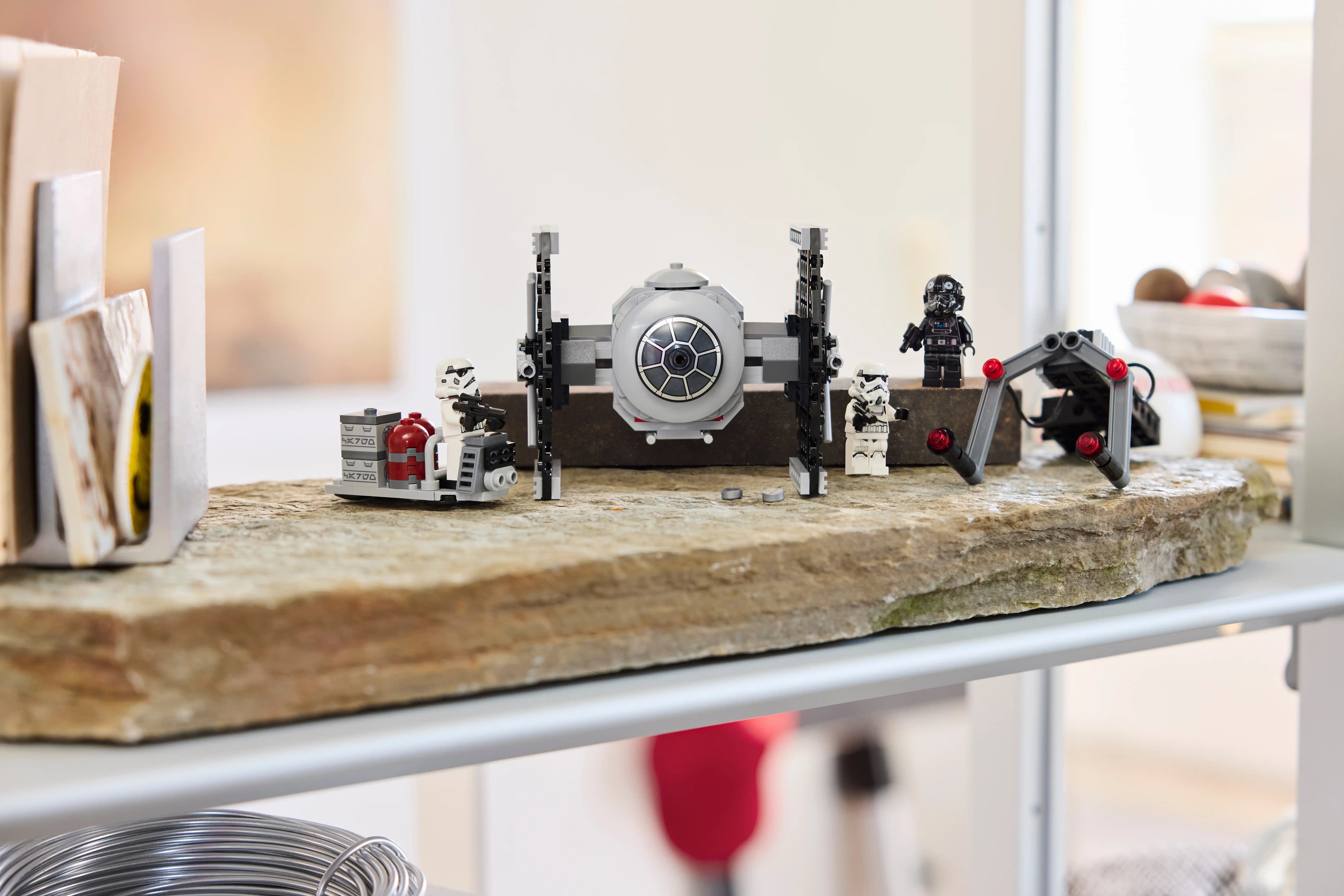 Zdjecie zestawu LEGO 40771 Star Wars Myśliwiec TIE™ ze stanowiskiem w imperialnym hangarze 2