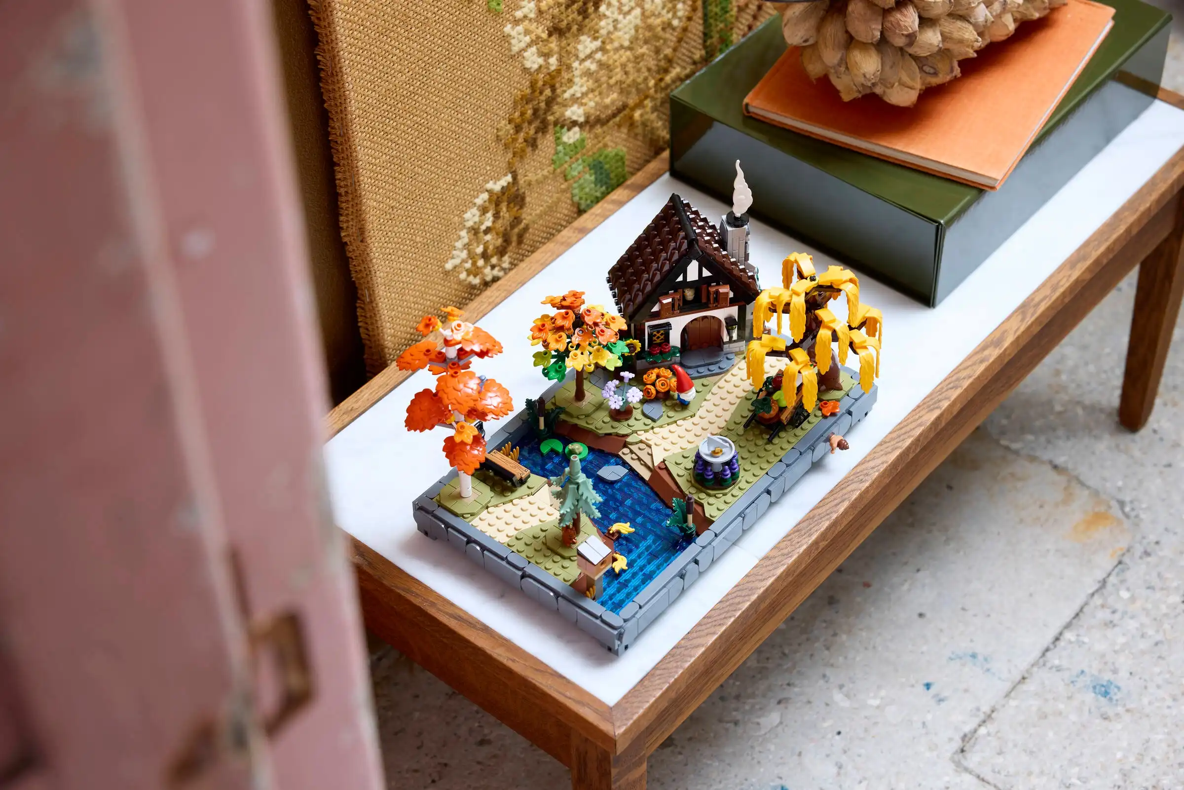 LEGO Icons 11372 – Jesienny ogród z chatką – zdjęcie 6