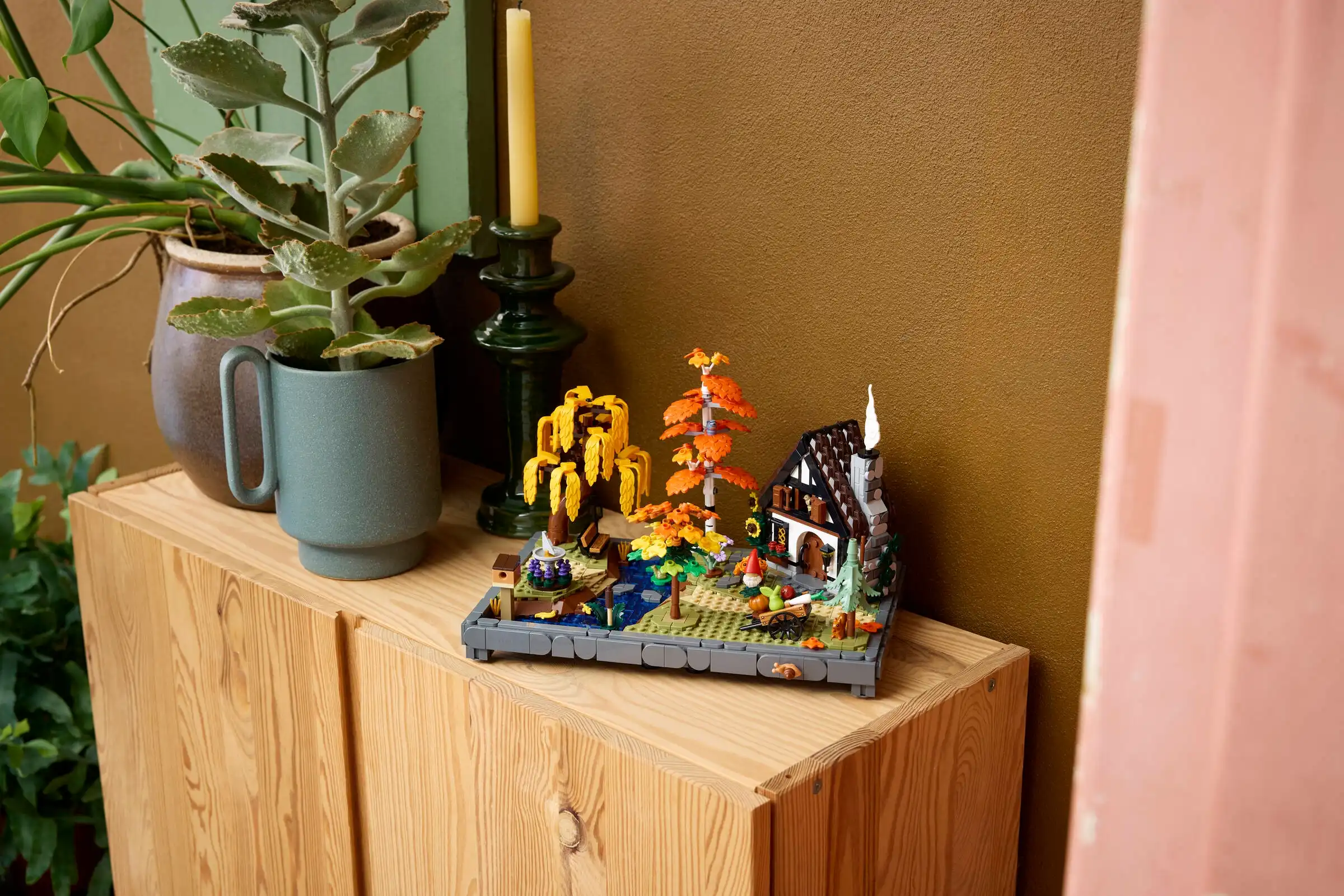 LEGO Icons 11372 – Jesienny ogród z chatką – zdjęcie 7