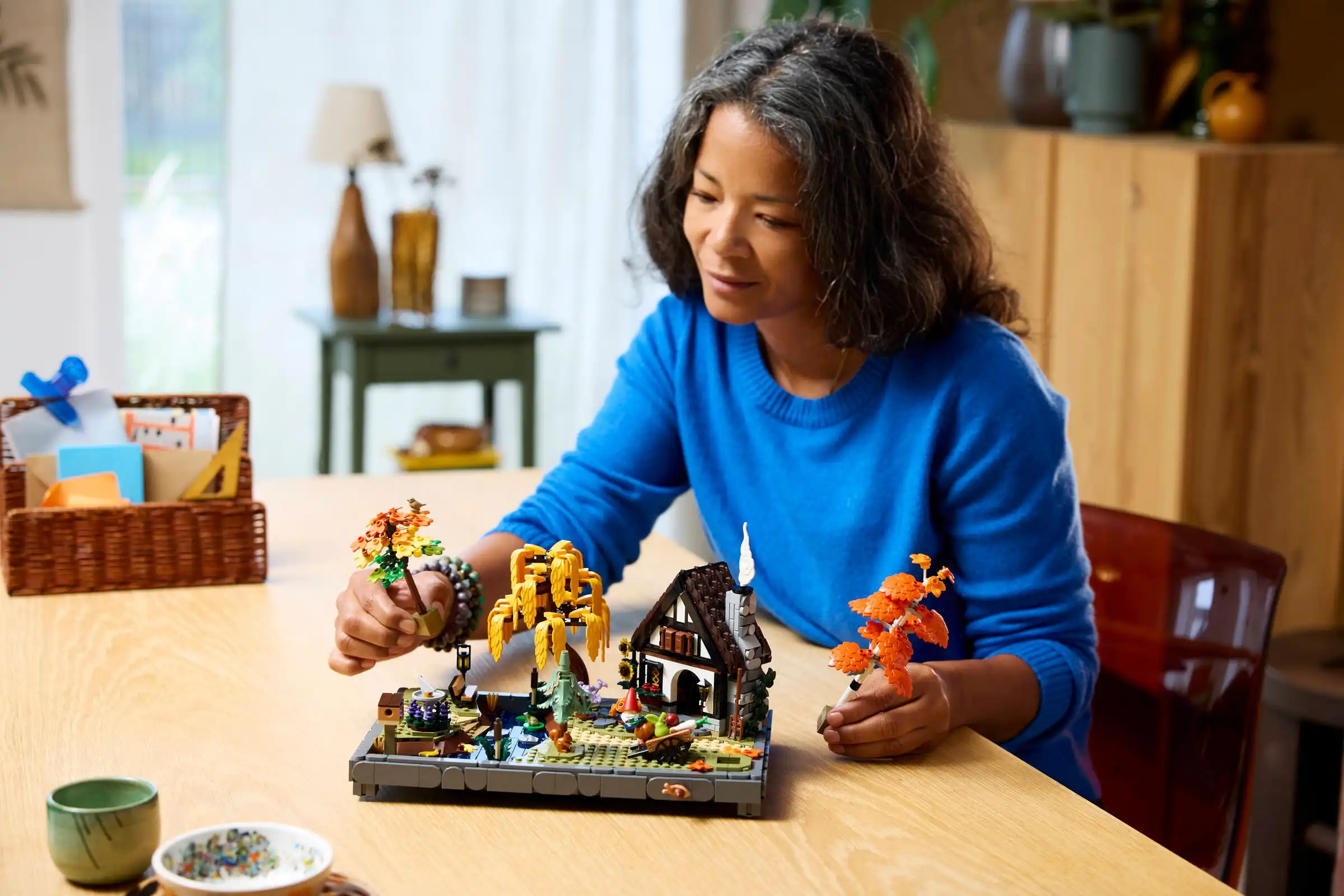 LEGO Icons 11372 – Jesienny ogród z chatką – zdjęcie 16